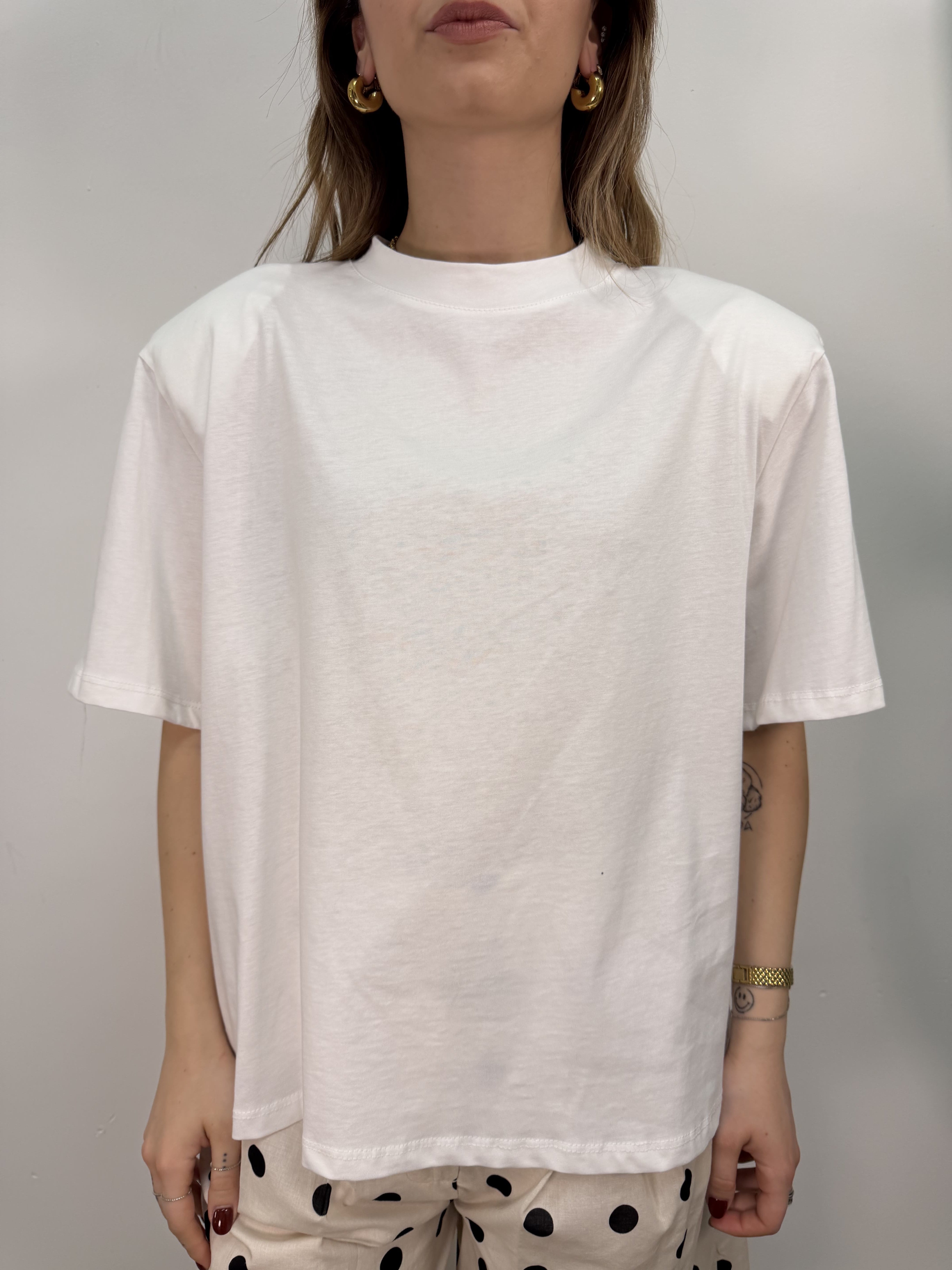 T-shirt con spalline imbottite Tensione In