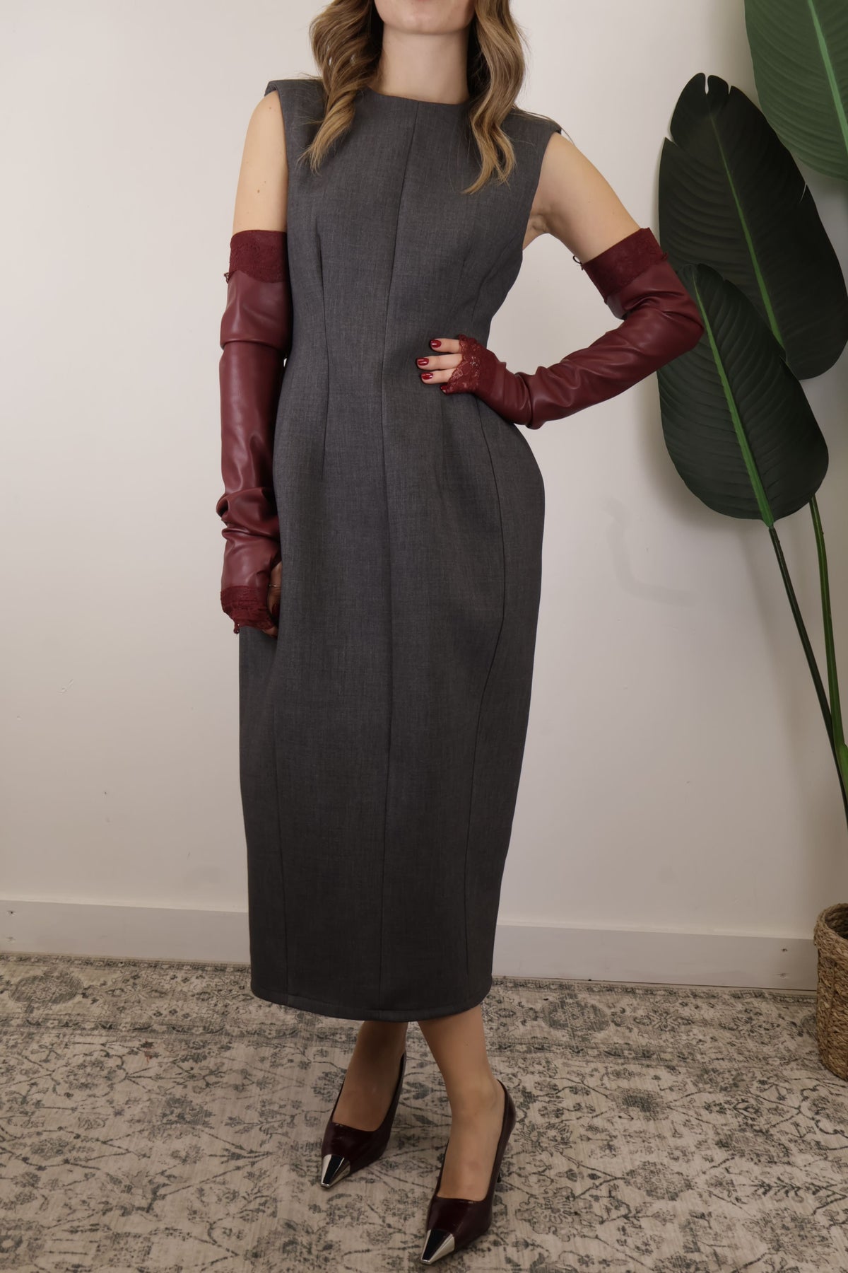 Abito smanicato longuette a clessidra con manicotti Tensione In