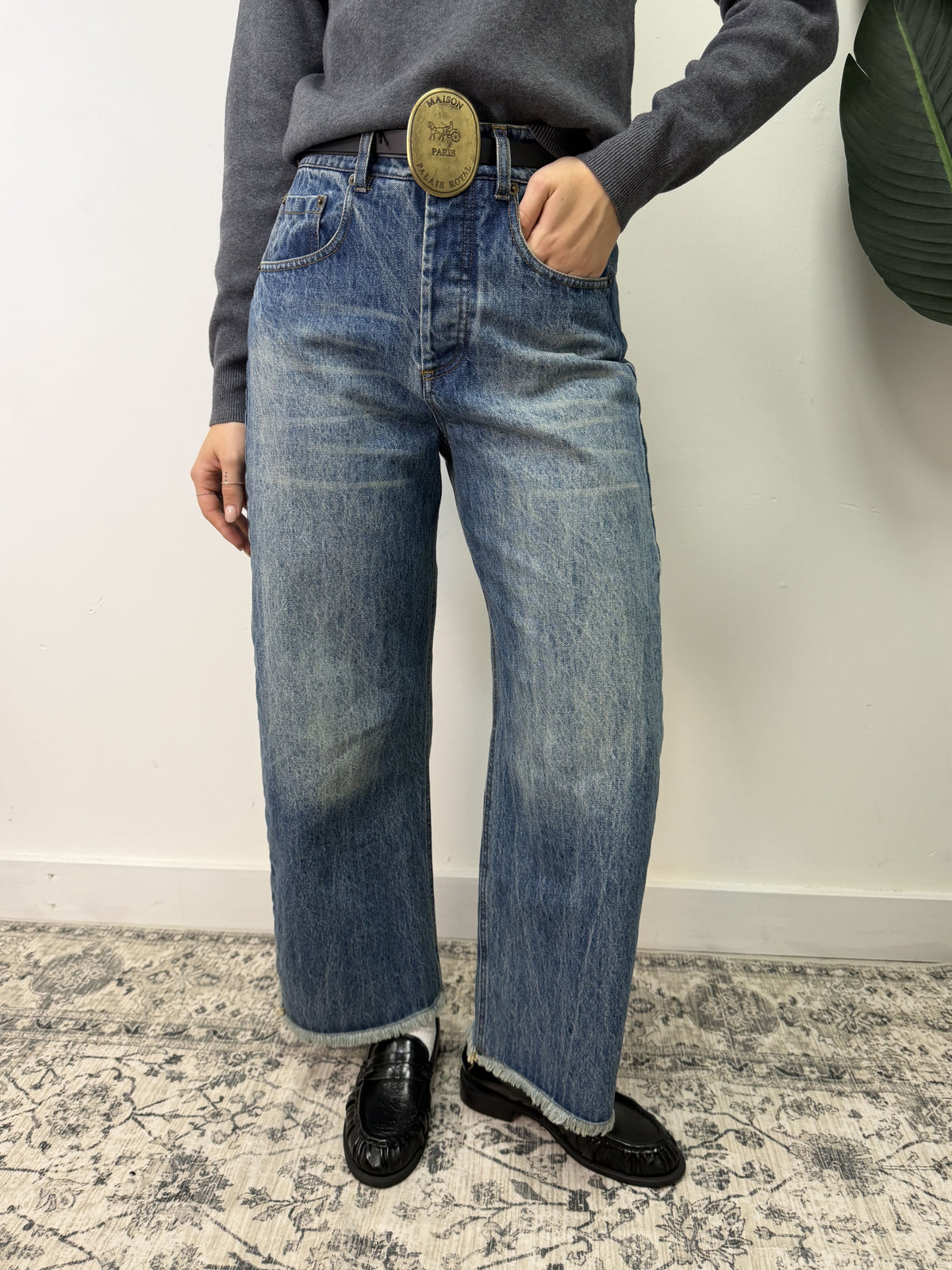 Jeans ovetto sfrangiato con cintura metallica Tensione In
