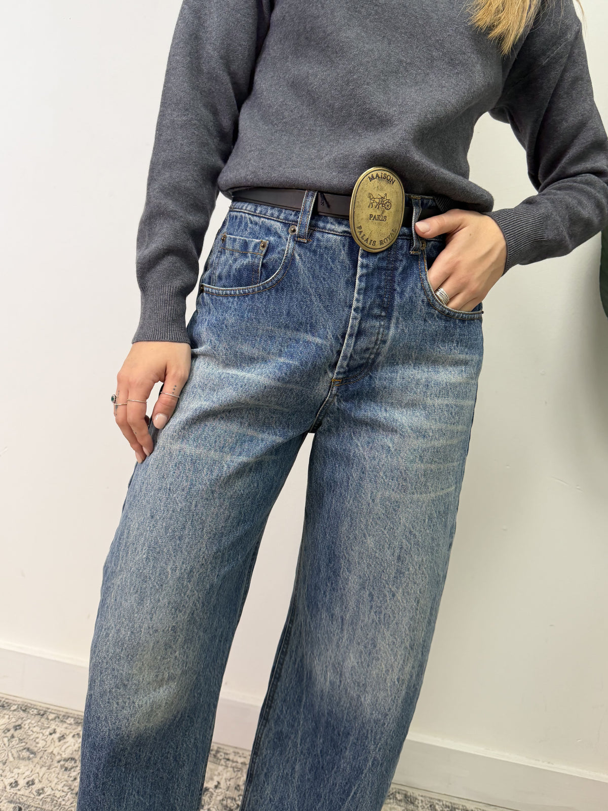 Jeans ovetto sfrangiato con cintura metallica Tensione In