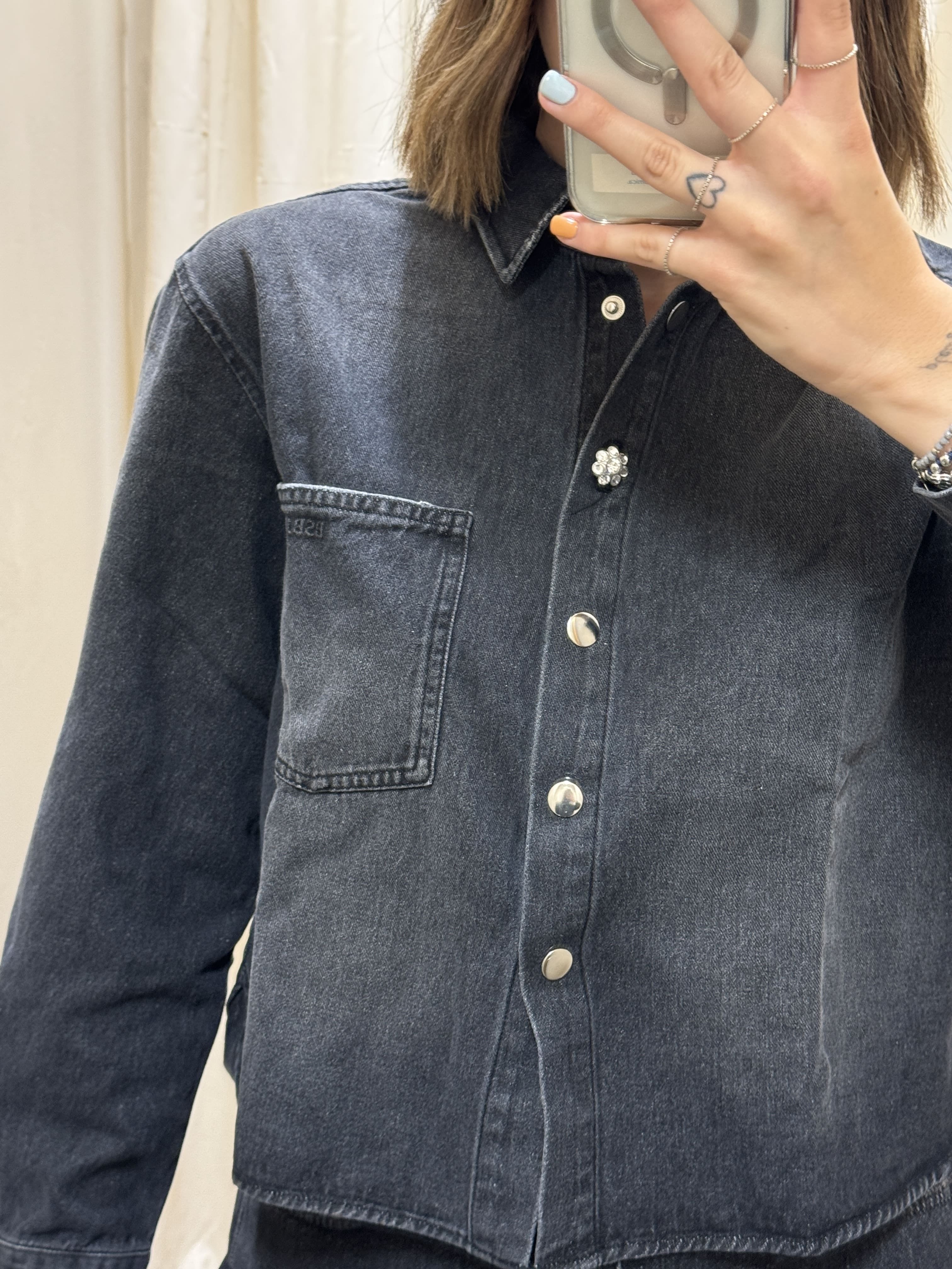 Camicia crop in denim con bottone gioiello BSB