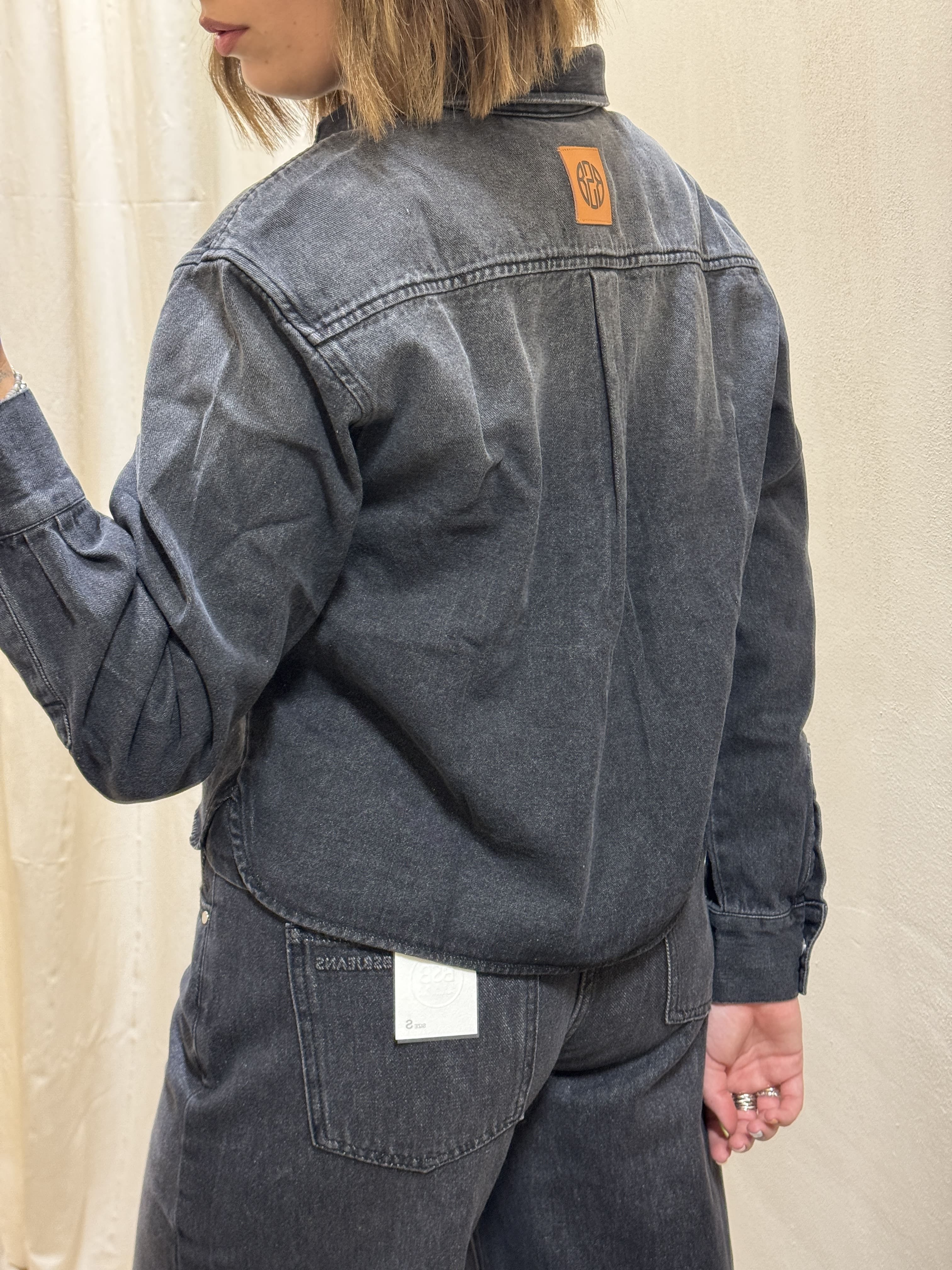 Camicia crop in denim con bottone gioiello BSB