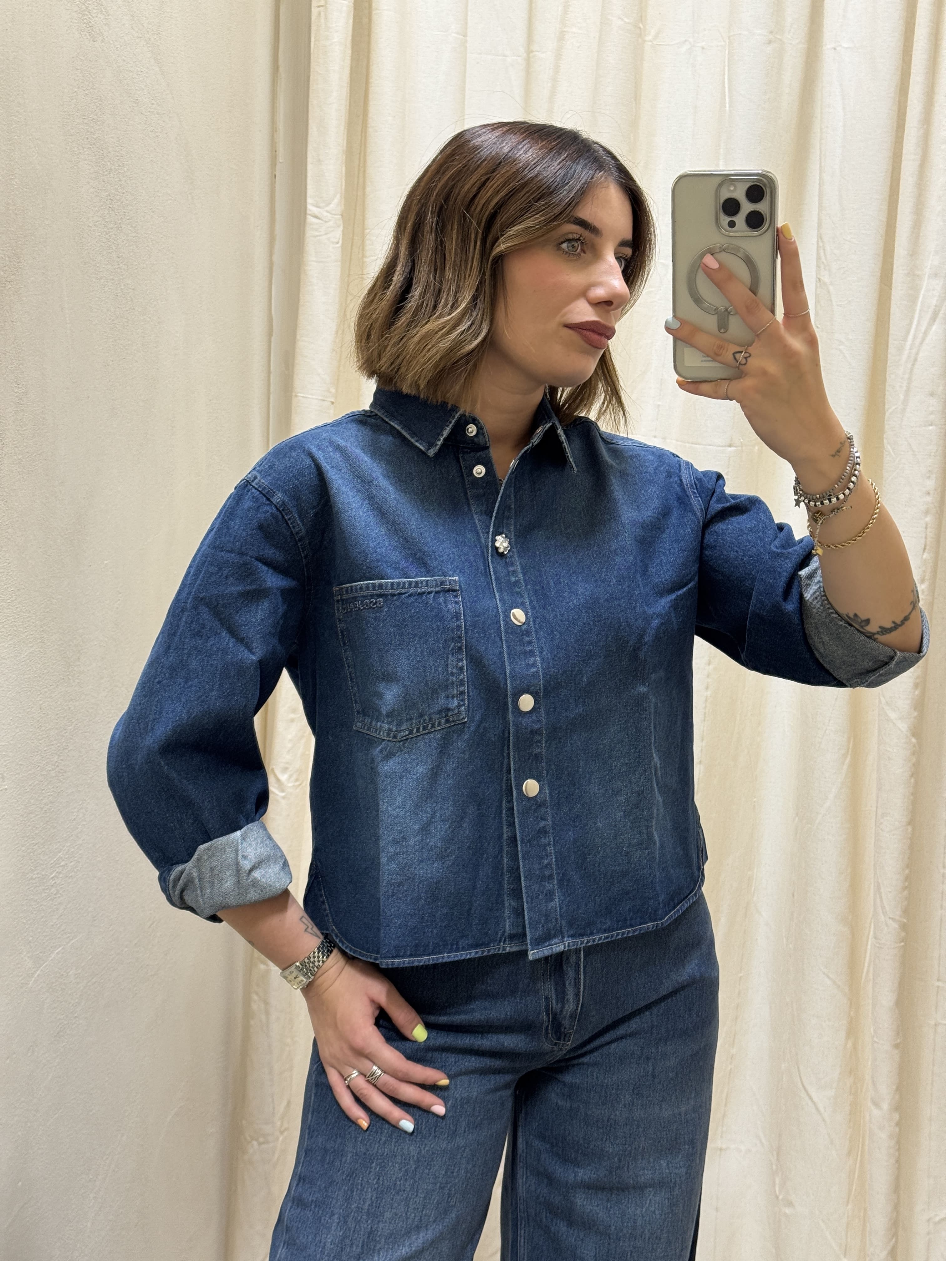 Camicia crop in denim con bottone gioiello BSB