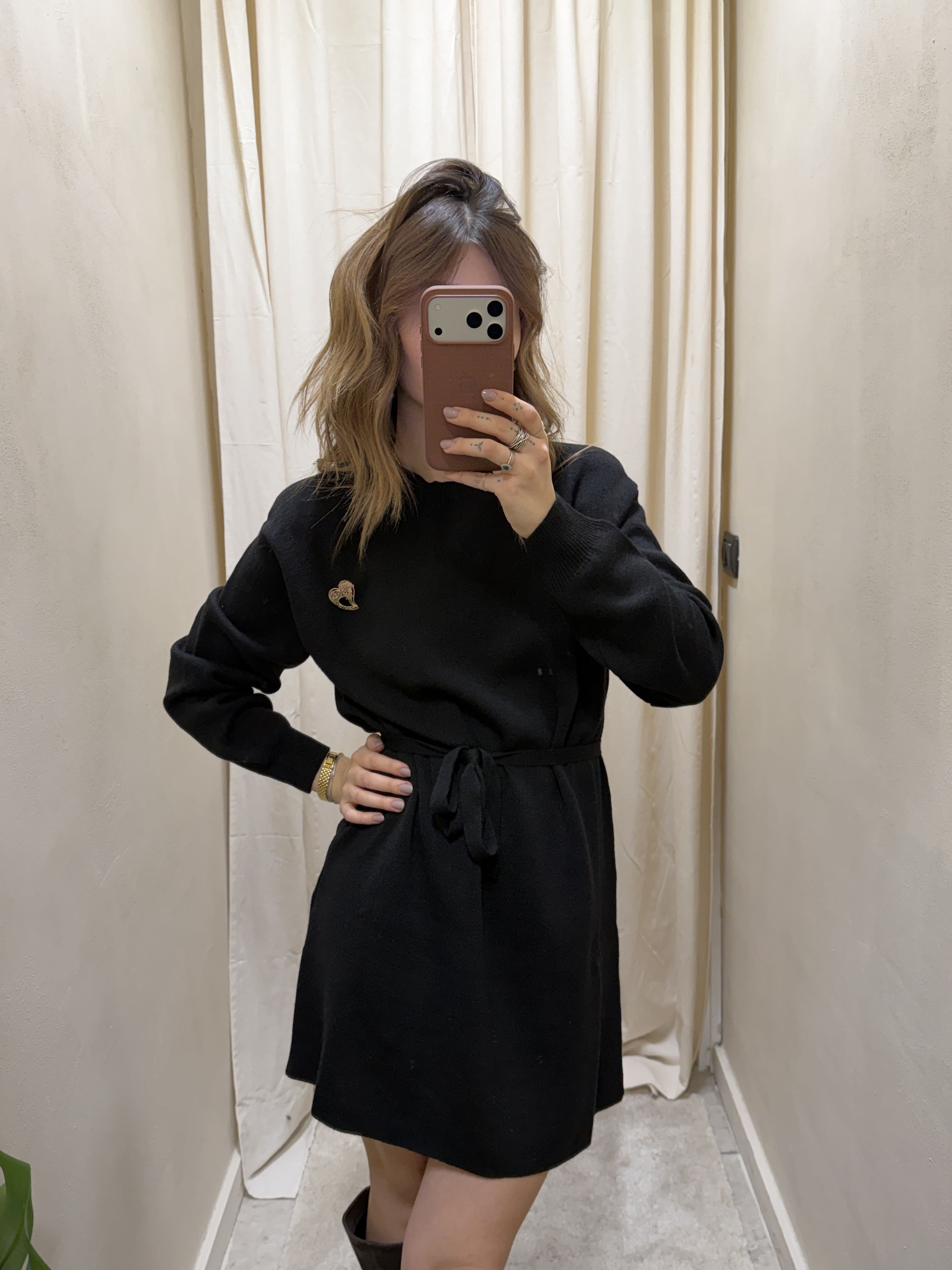 Abito in maglia paricollo con applicazione spilla Tensione In