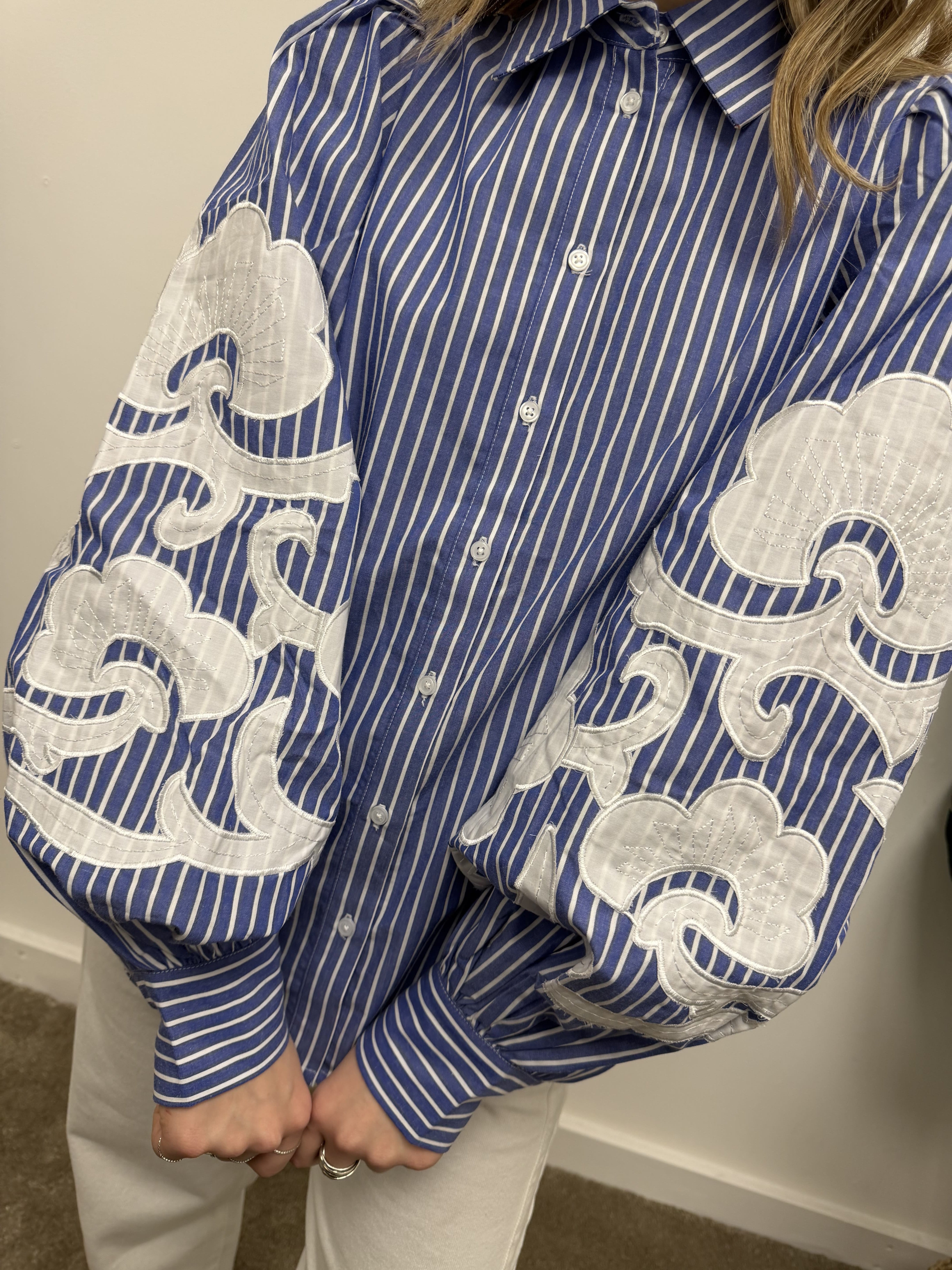 Camicia bacchettata con ricami BSB