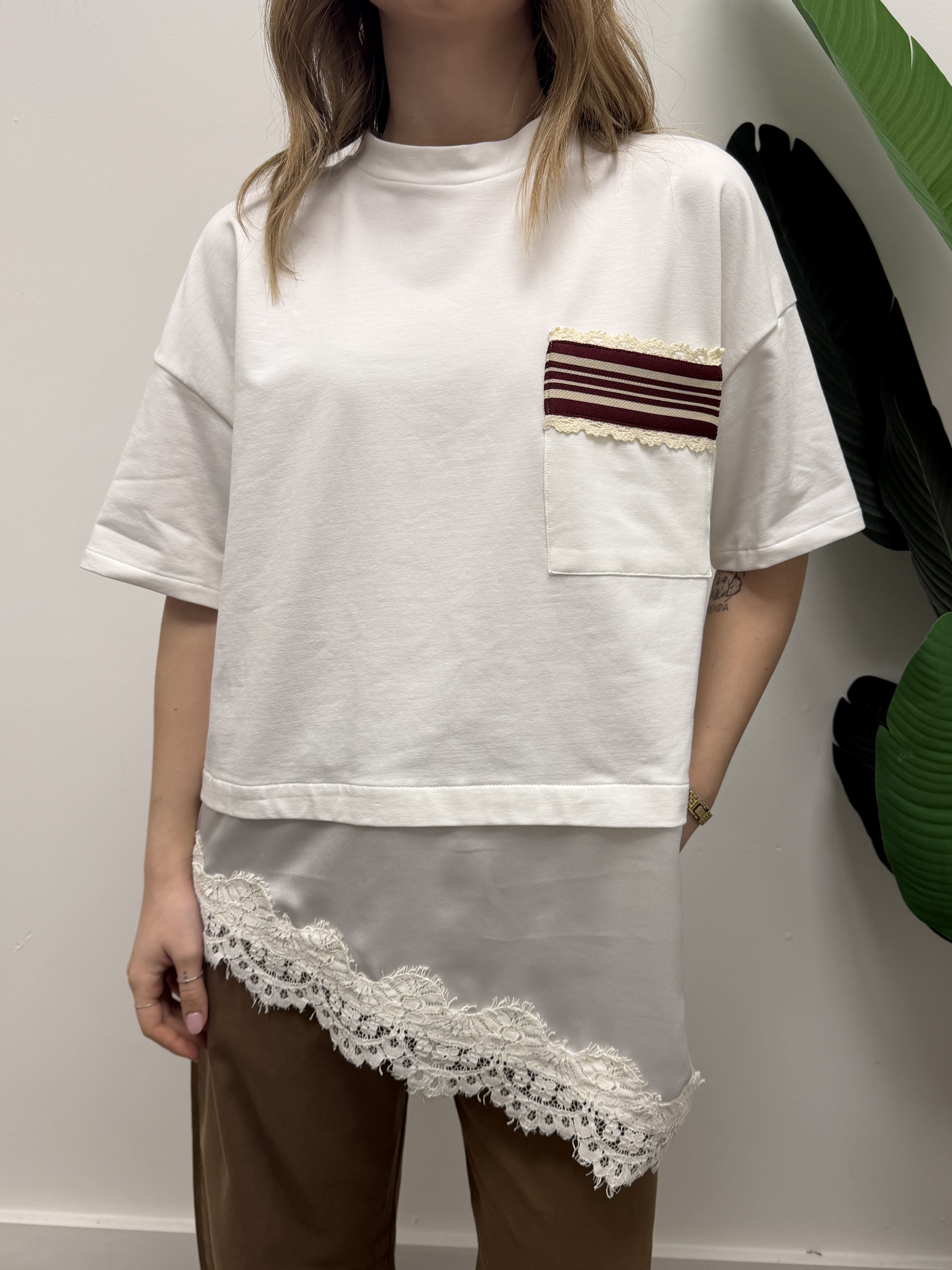 T-Shirt girocollo con inserto trasversale in pizzo Dixie