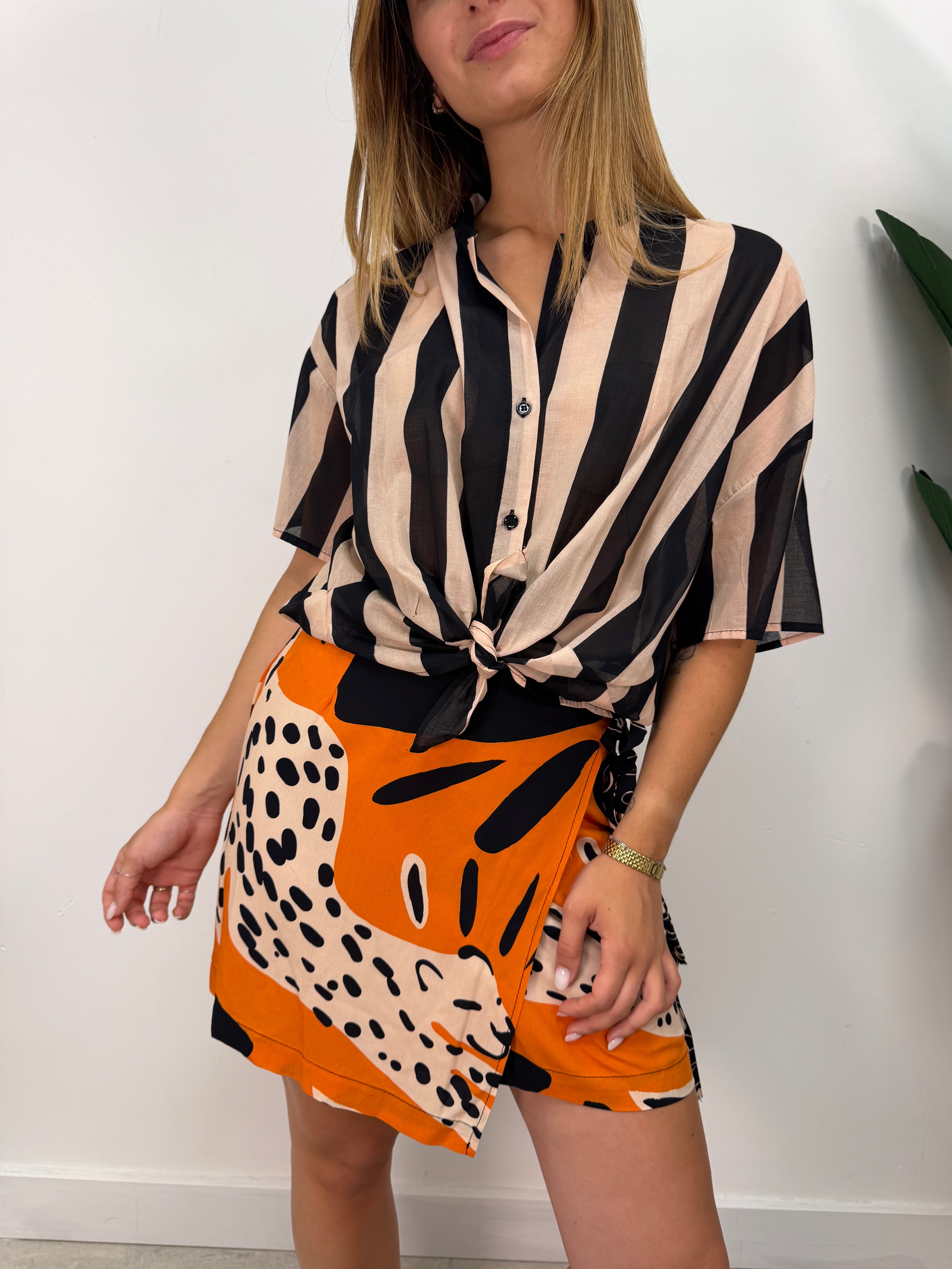 Coordinato camicia e mini gonna pareo fantasia nero Vicolo