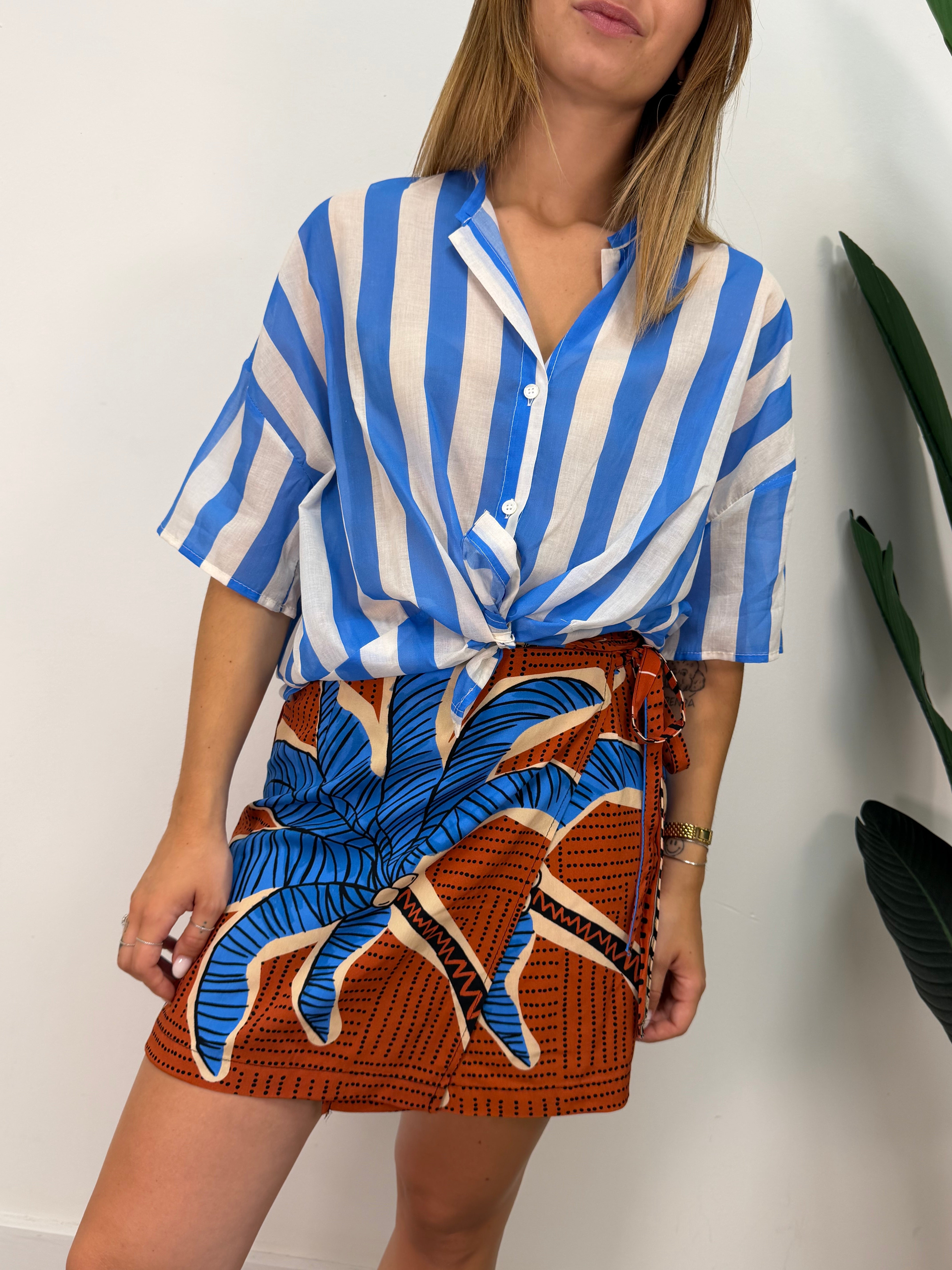 Coordinato camicia e minigonna pareo a fantasia celeste Vicolo