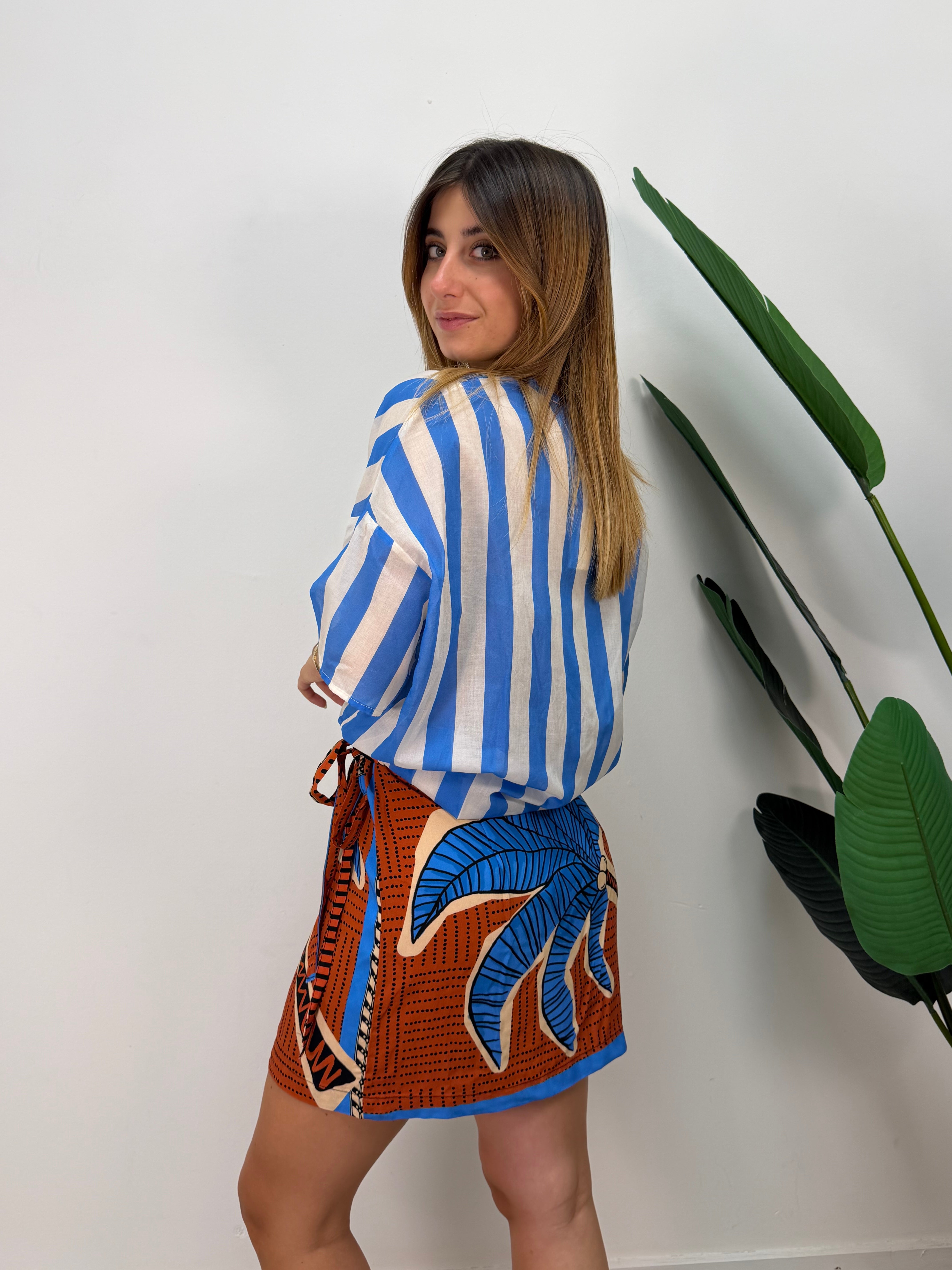 Coordinato camicia e minigonna pareo a fantasia celeste Vicolo
