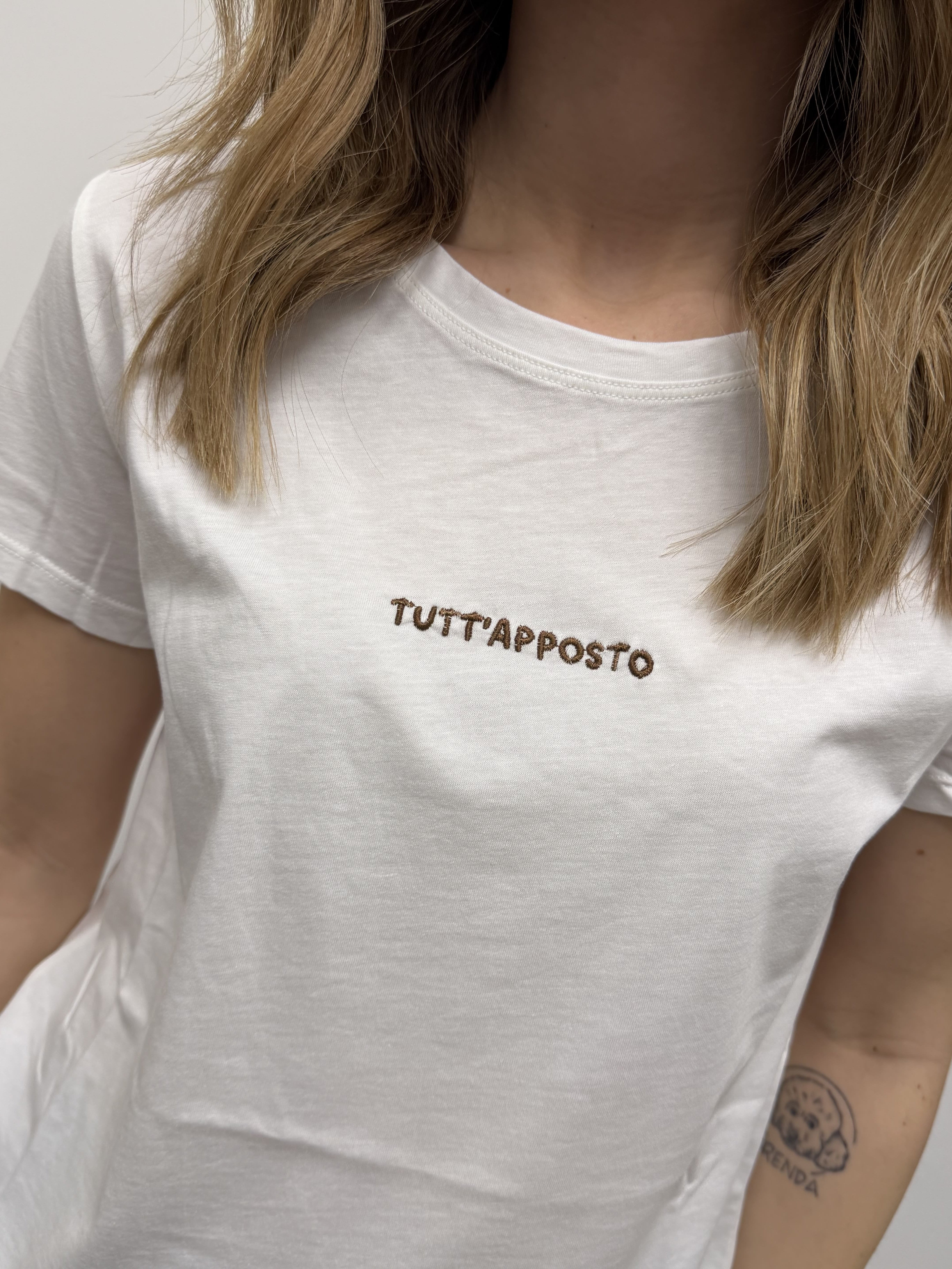 T-shirt girocollo ricamo "Tutt'apposto" VICOLO
