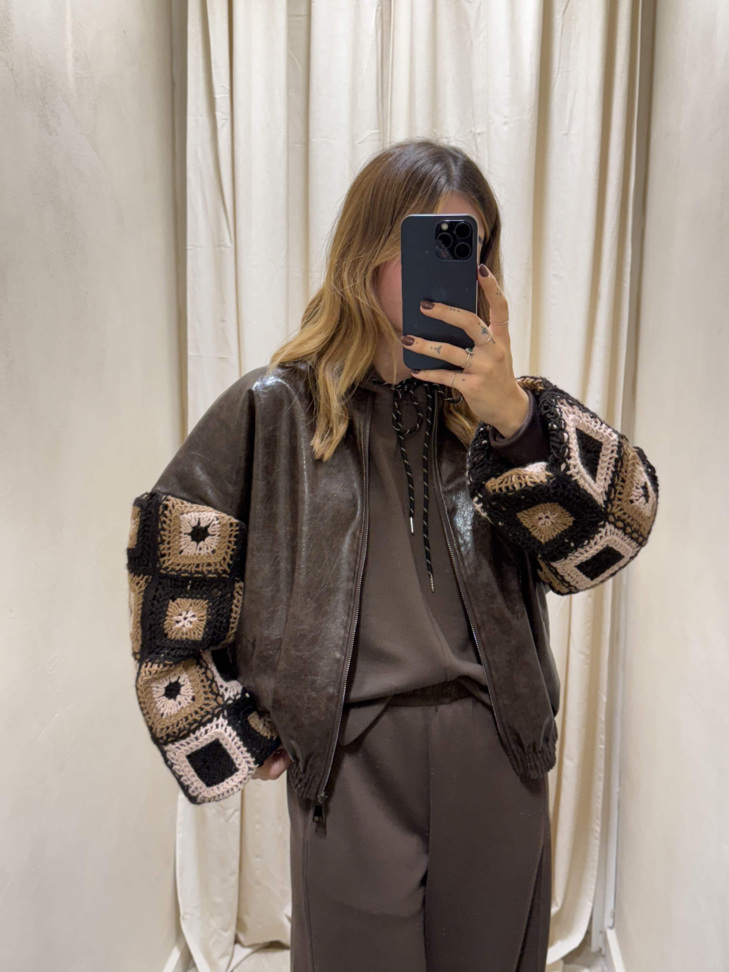 Bomber effetto vinile con maniche in crochet Susy Mix