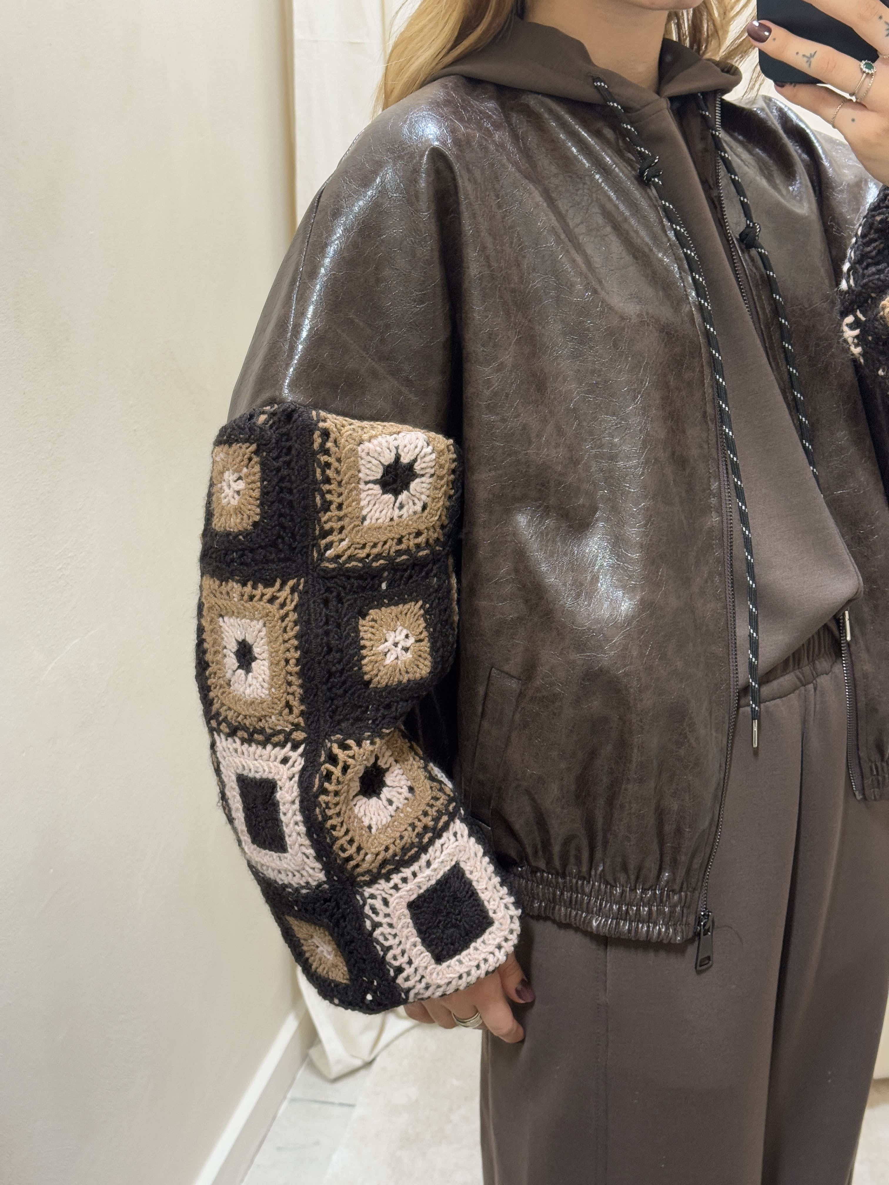 Bomber effetto vinile con maniche in crochet Susy Mix
