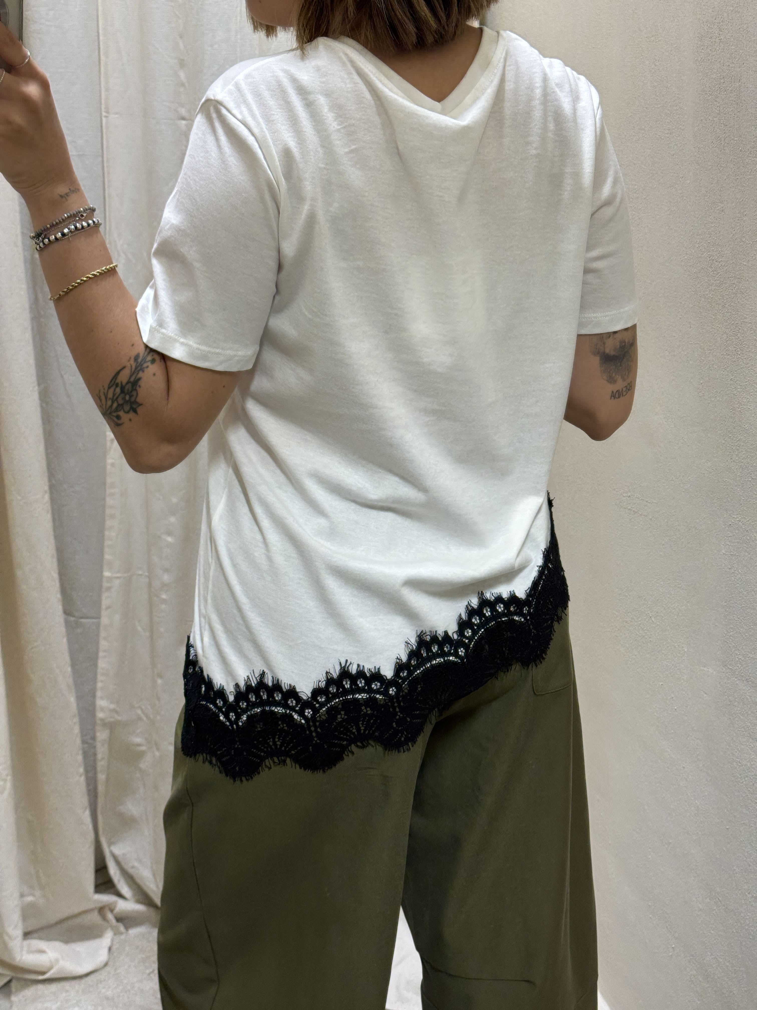 T-shirt asimmetrica inserti pizzo Tensione In