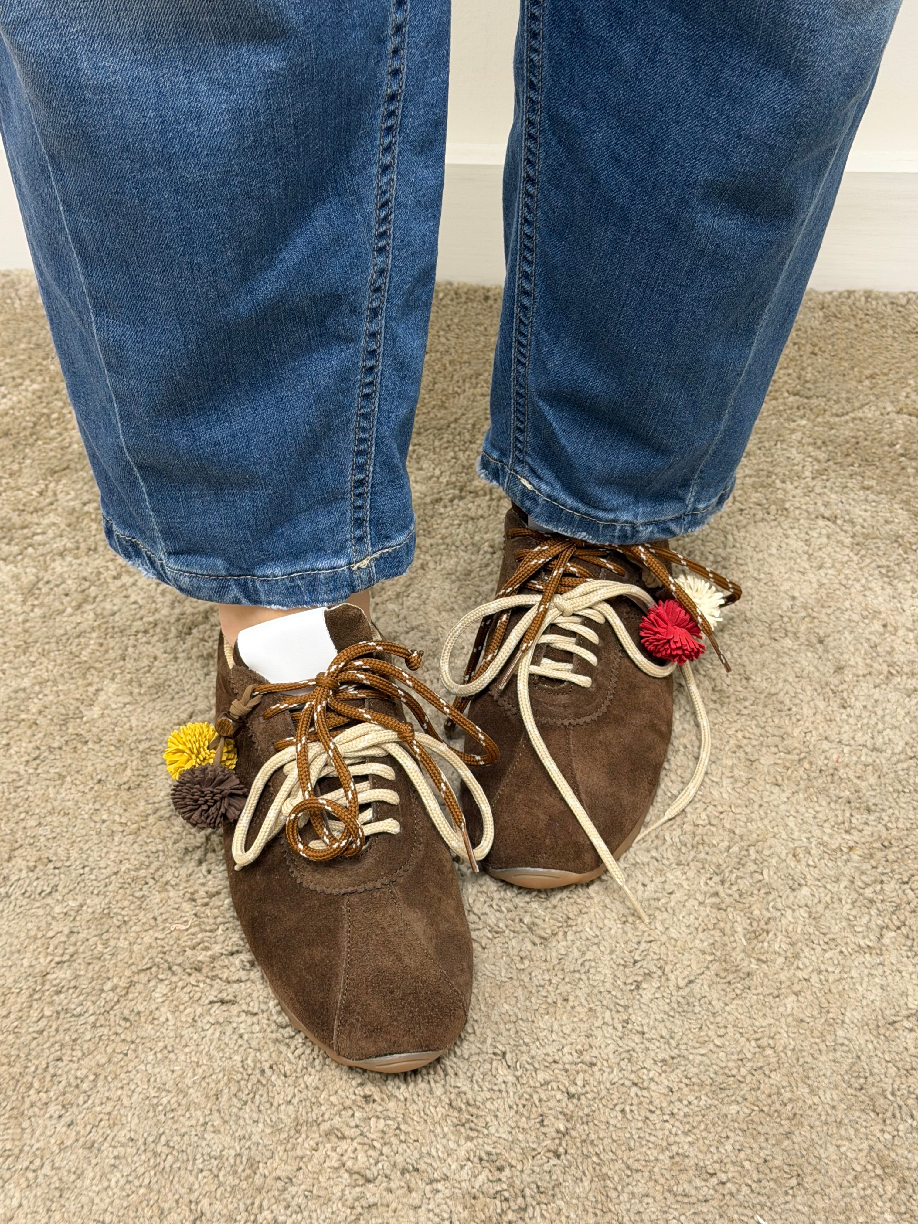 Sneakers in crosta con doppio laccio e ponpon Via Mondana