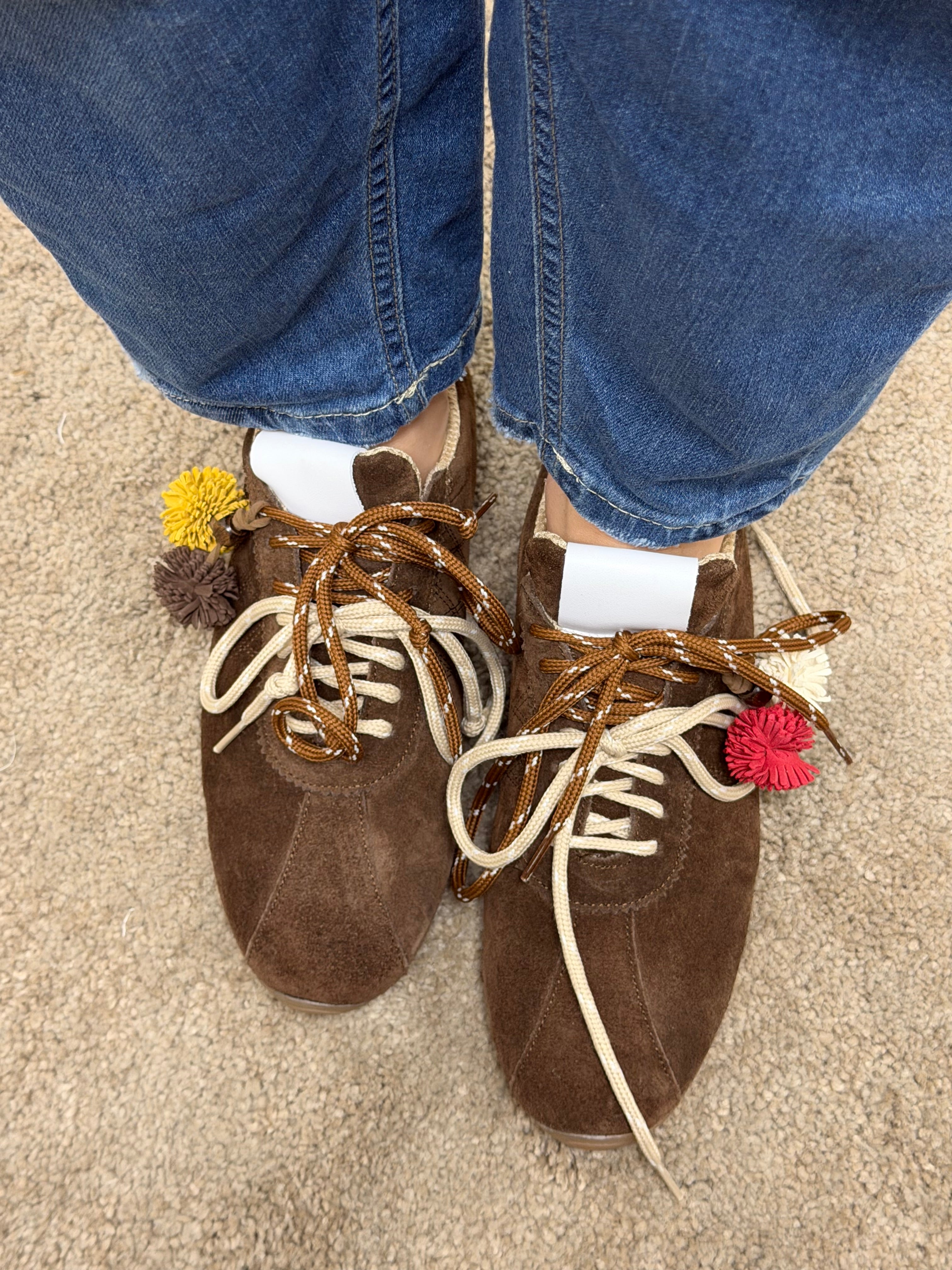 Sneakers in crosta con doppio laccio e ponpon Via Mondana