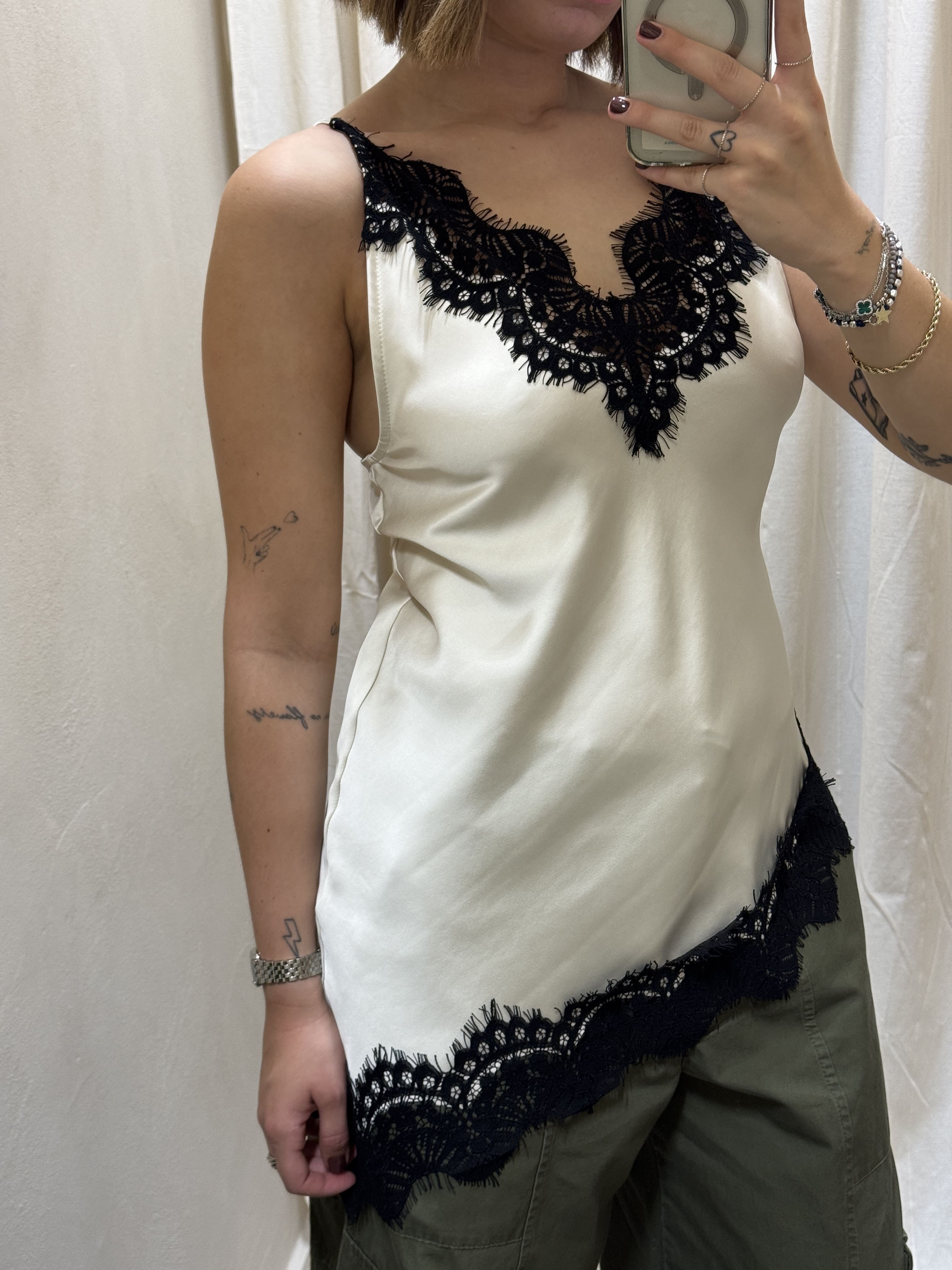 Top asimmetrico con inserti in pizzo Tensione In