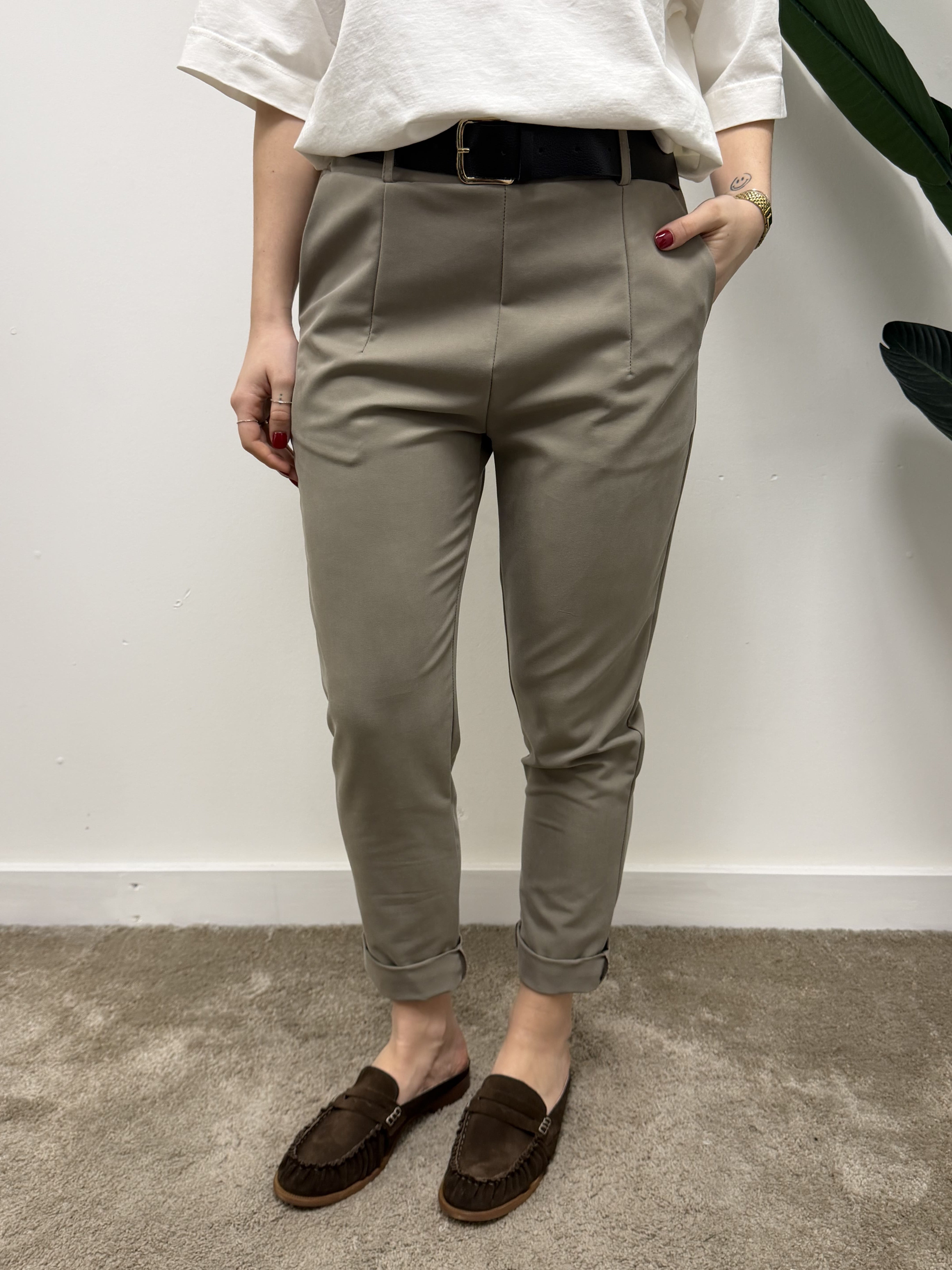 Pantalone carrot con cintura MyD