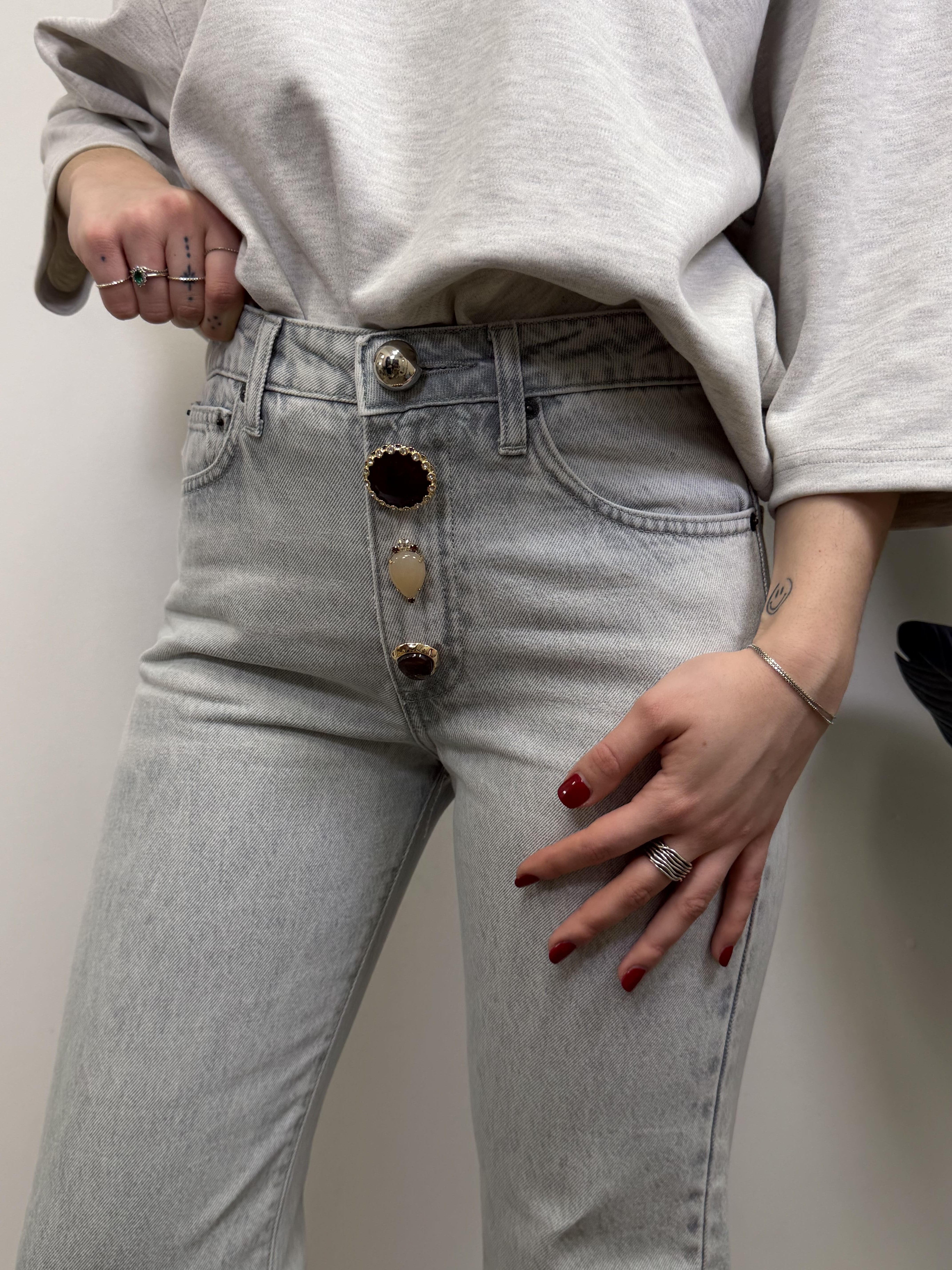 Jeans Zoe sigaretta bottone gioiello VICOLO