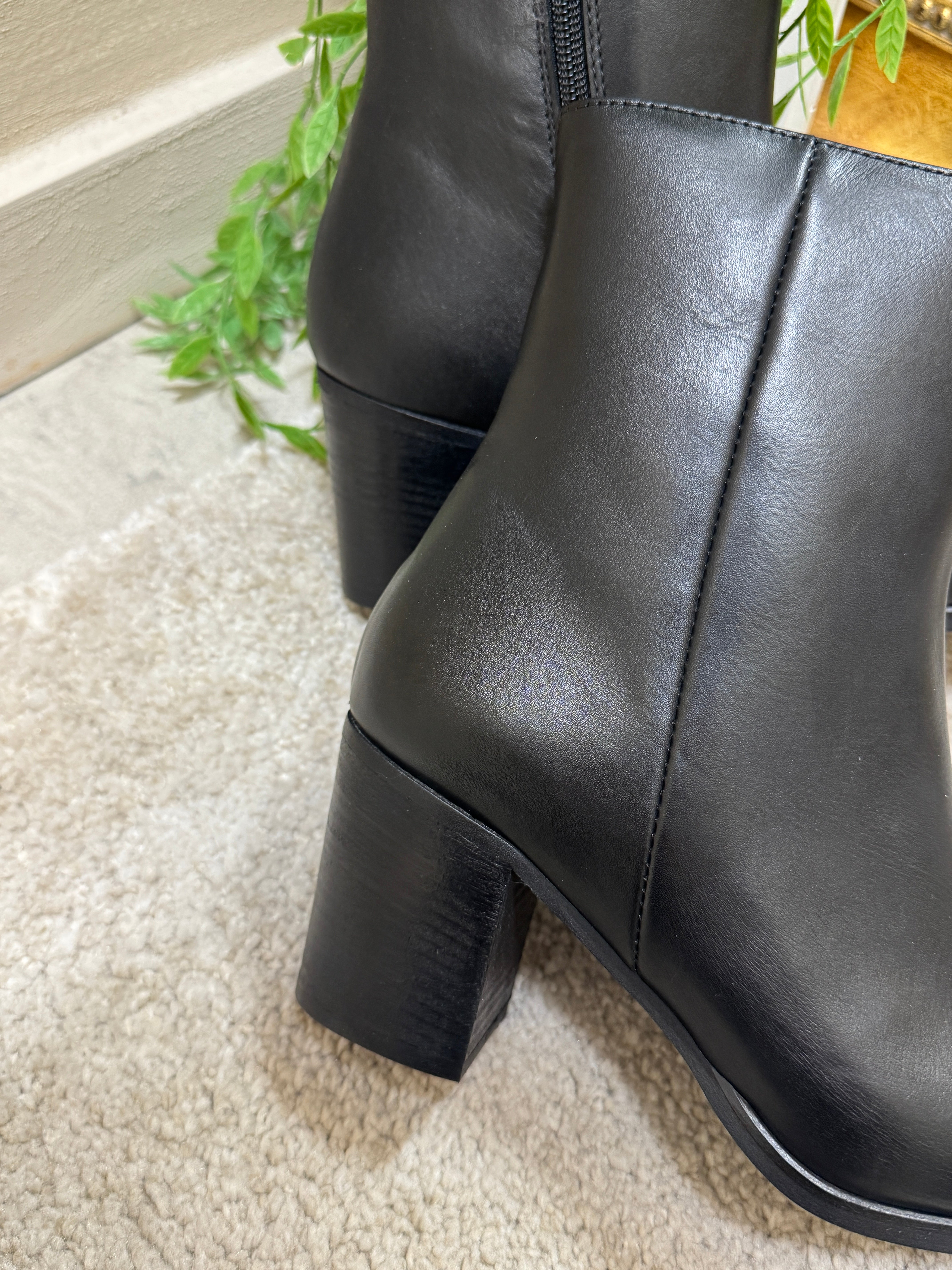 Tronchetto in pelle con tacco Noa