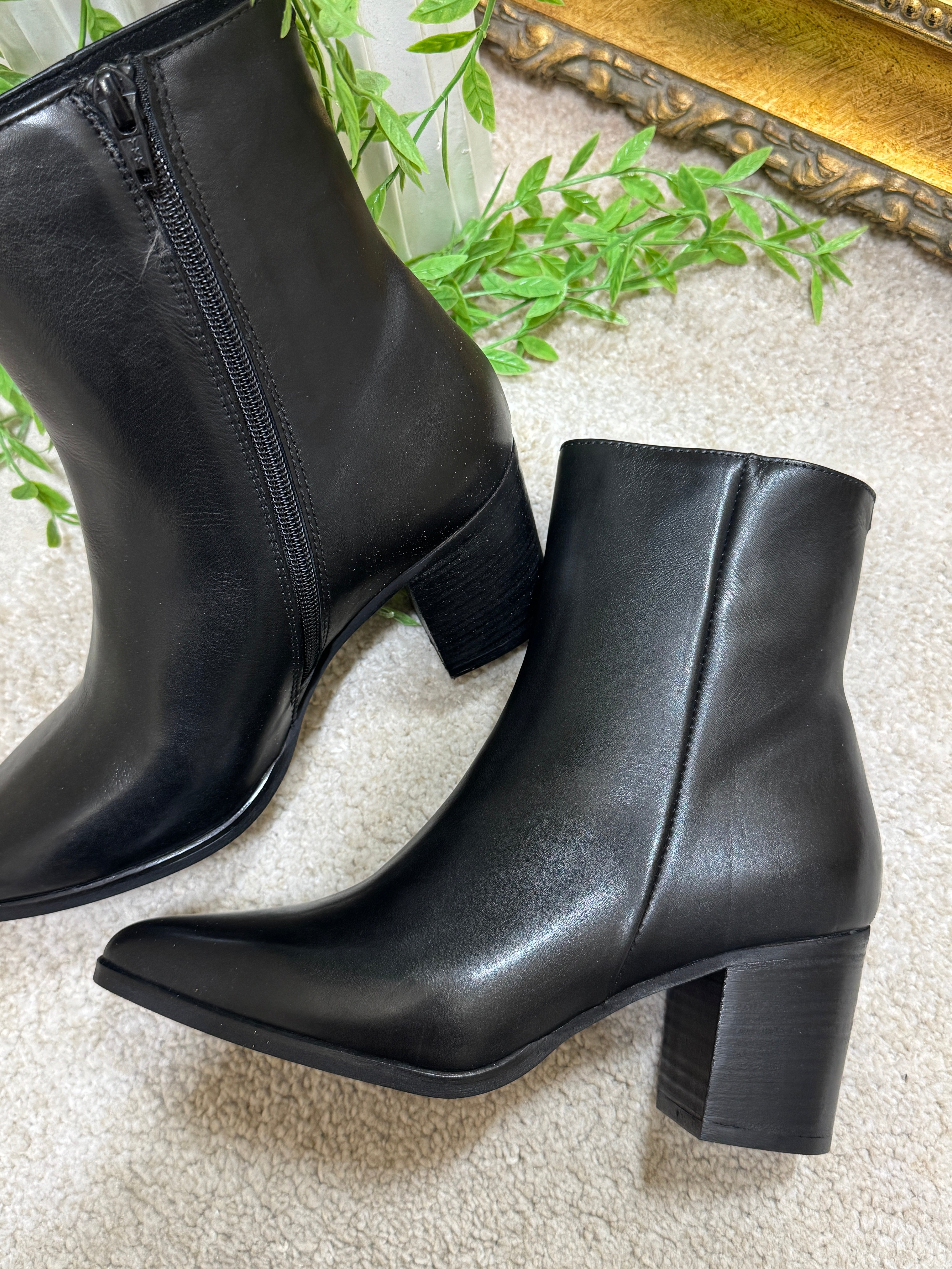 Tronchetto in pelle con tacco Noa