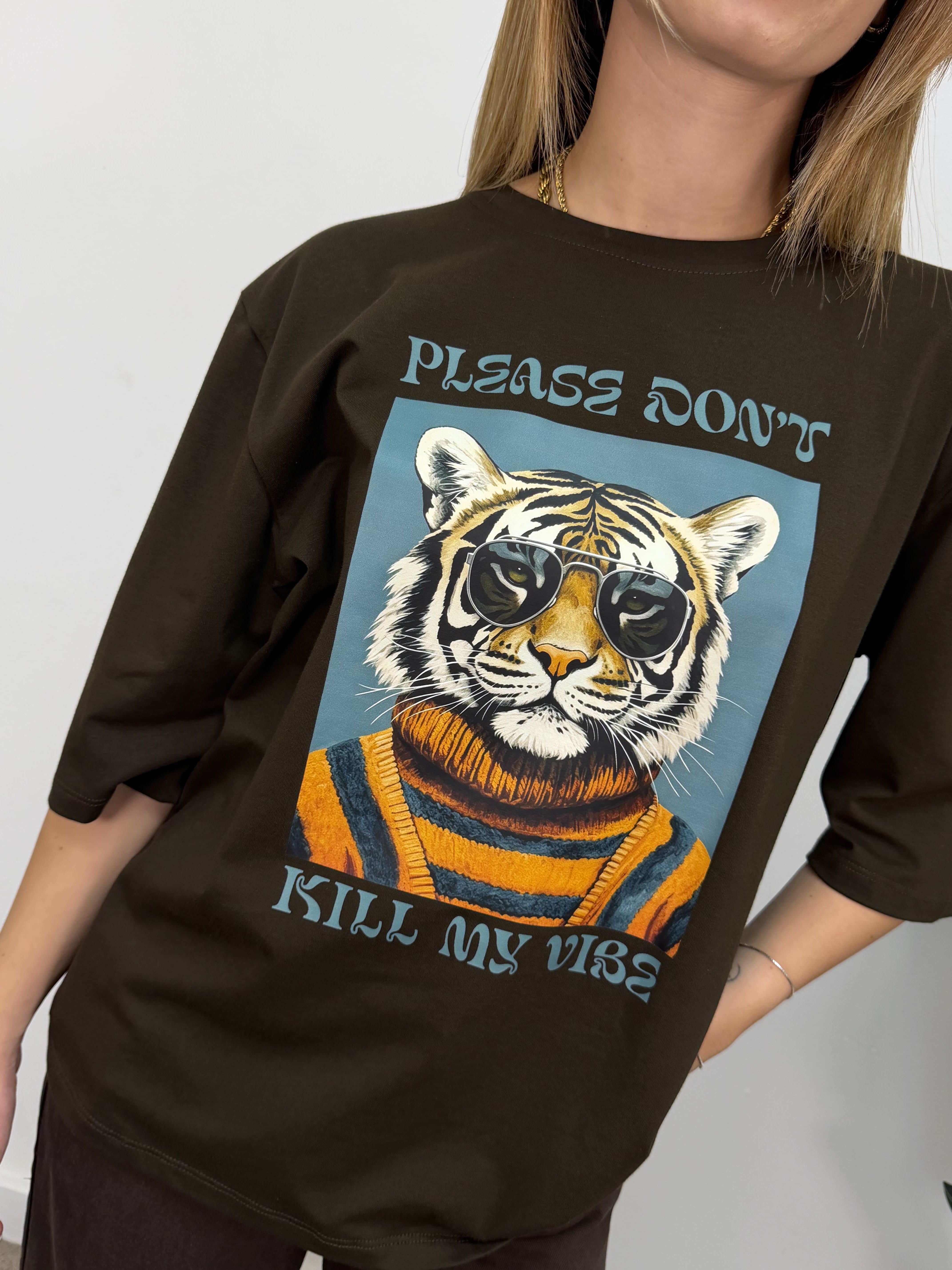 T-shirt stampa tigre "please don't kill my vibe" MyD