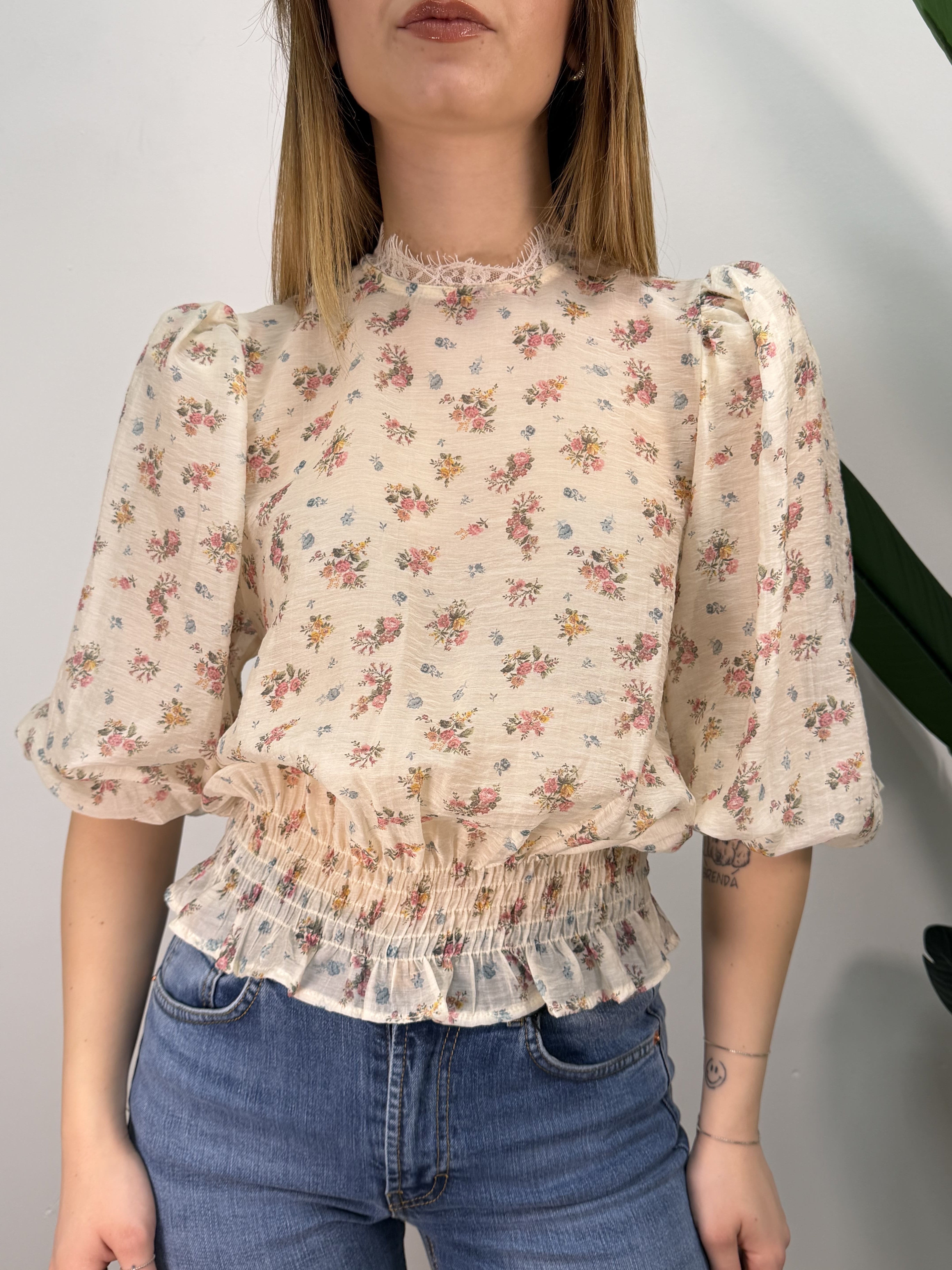 Blusa fondo bianco con fiori colorati Tensione In