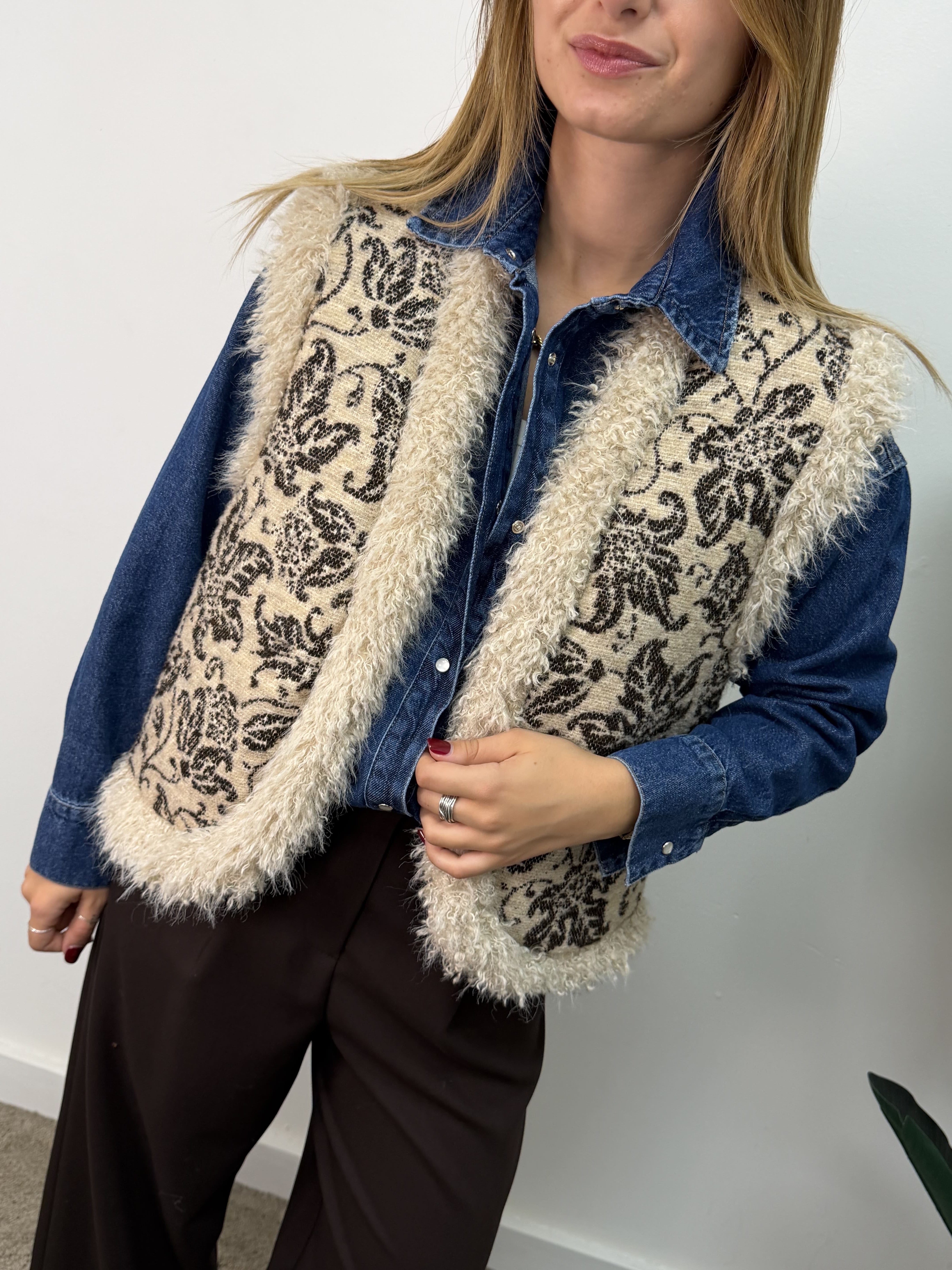 Gilet ricami jacquard e profili in eco mongolia Tensione In