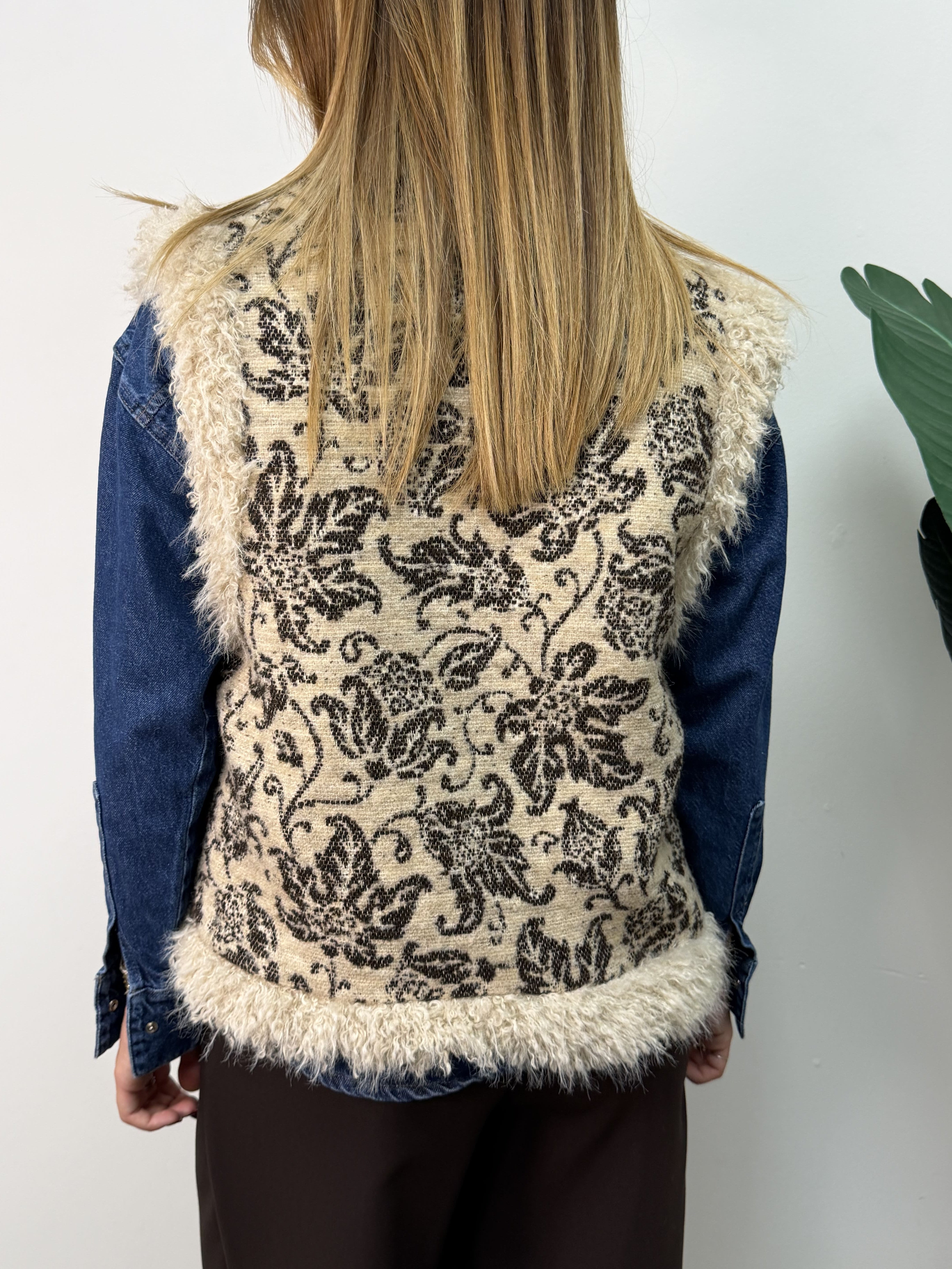 Gilet ricami jacquard e profili in eco mongolia Tensione In