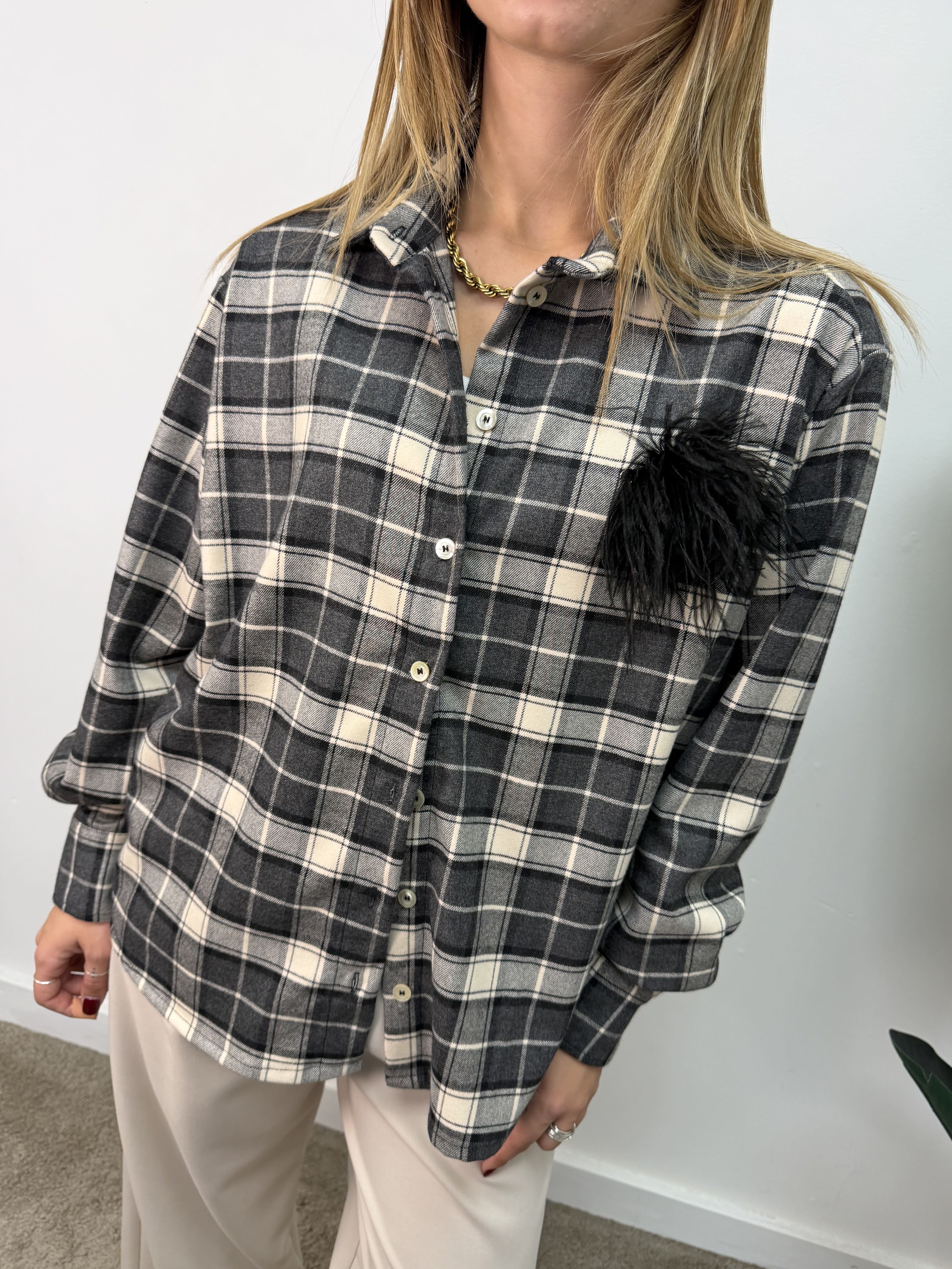 Camicia check in flanella con spilla e disegno sul retro Tensione In