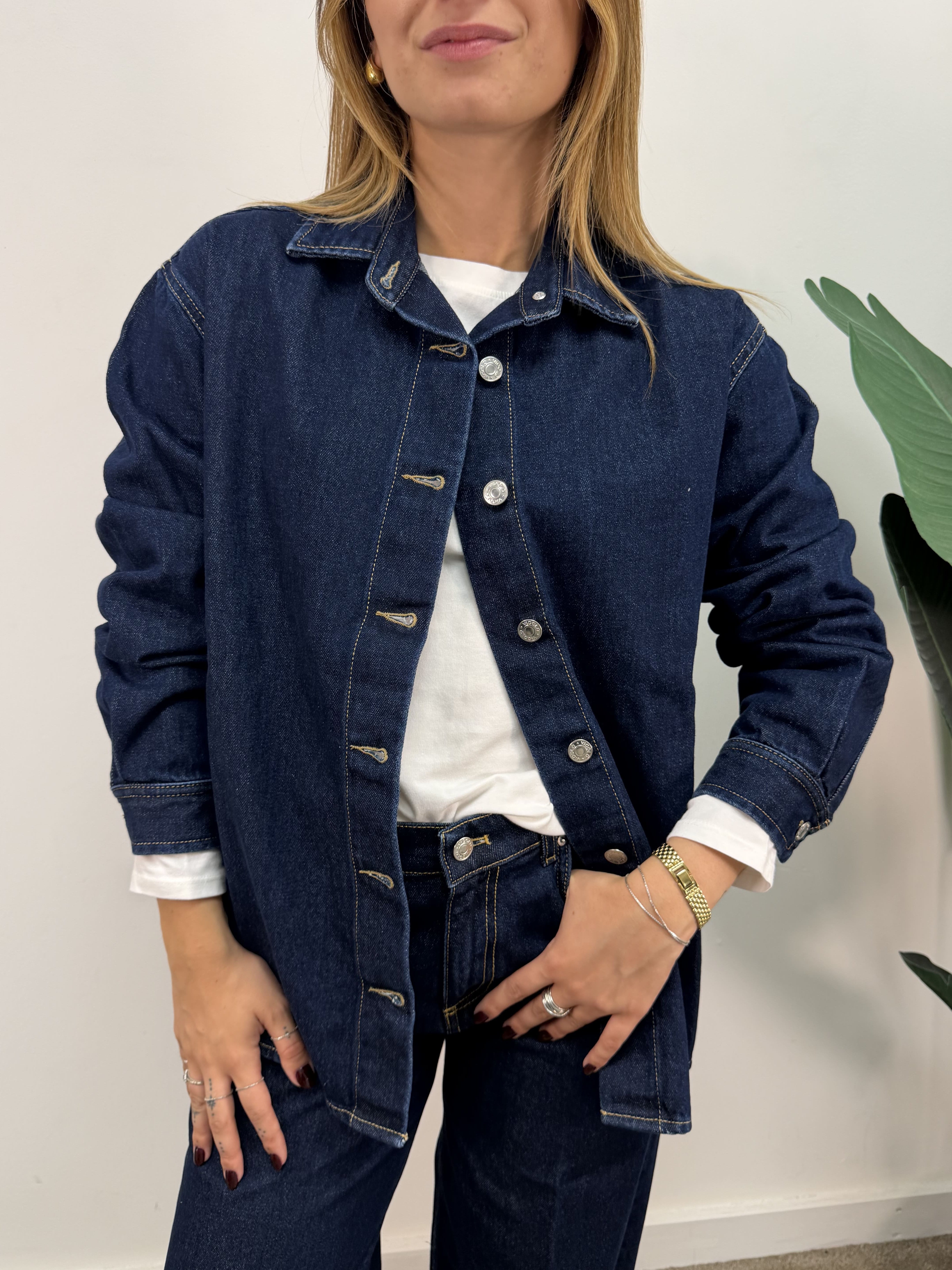 Camicia over denim scuro Vicolo