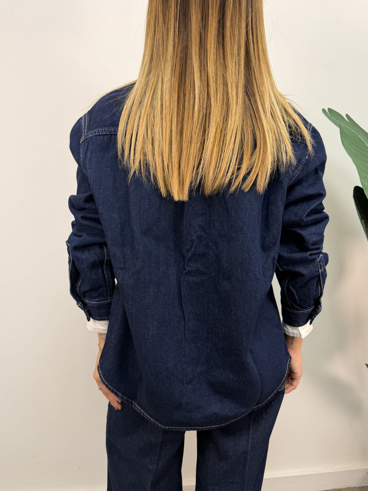 Camicia over denim scuro Vicolo