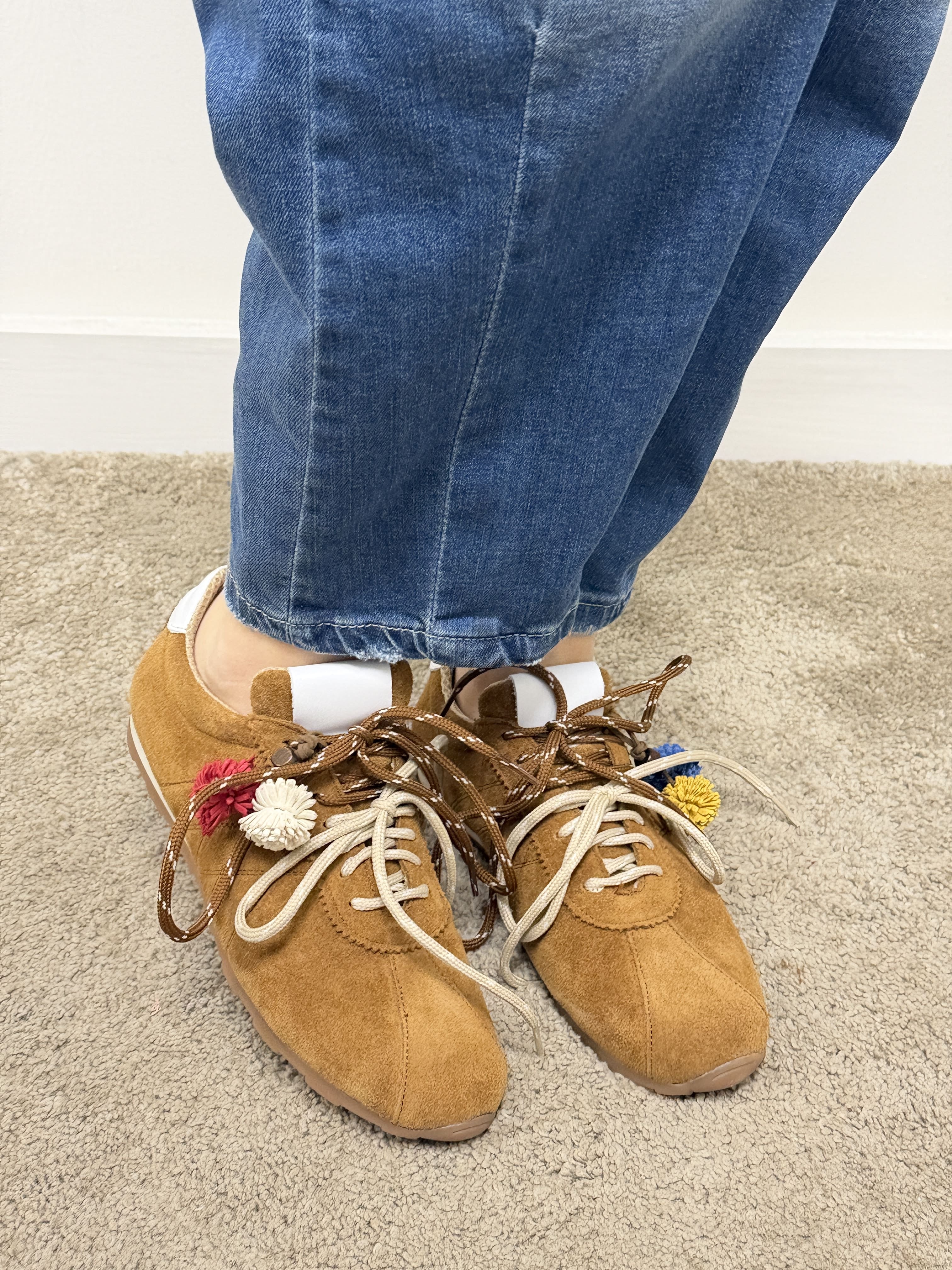 Sneakers in crosta con doppio laccio e ponpon Via Mondana