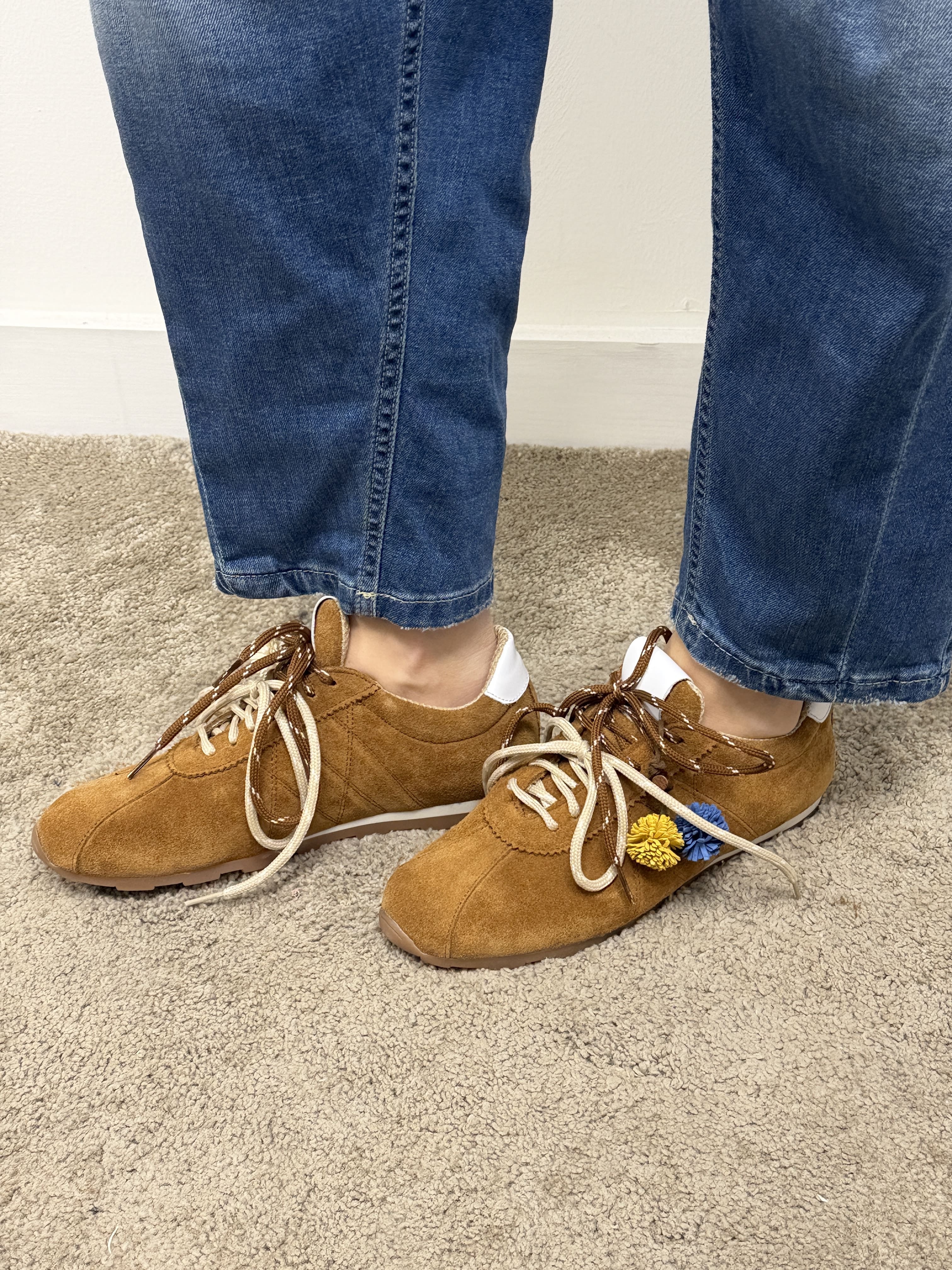 Sneakers in crosta con doppio laccio e ponpon Via Mondana