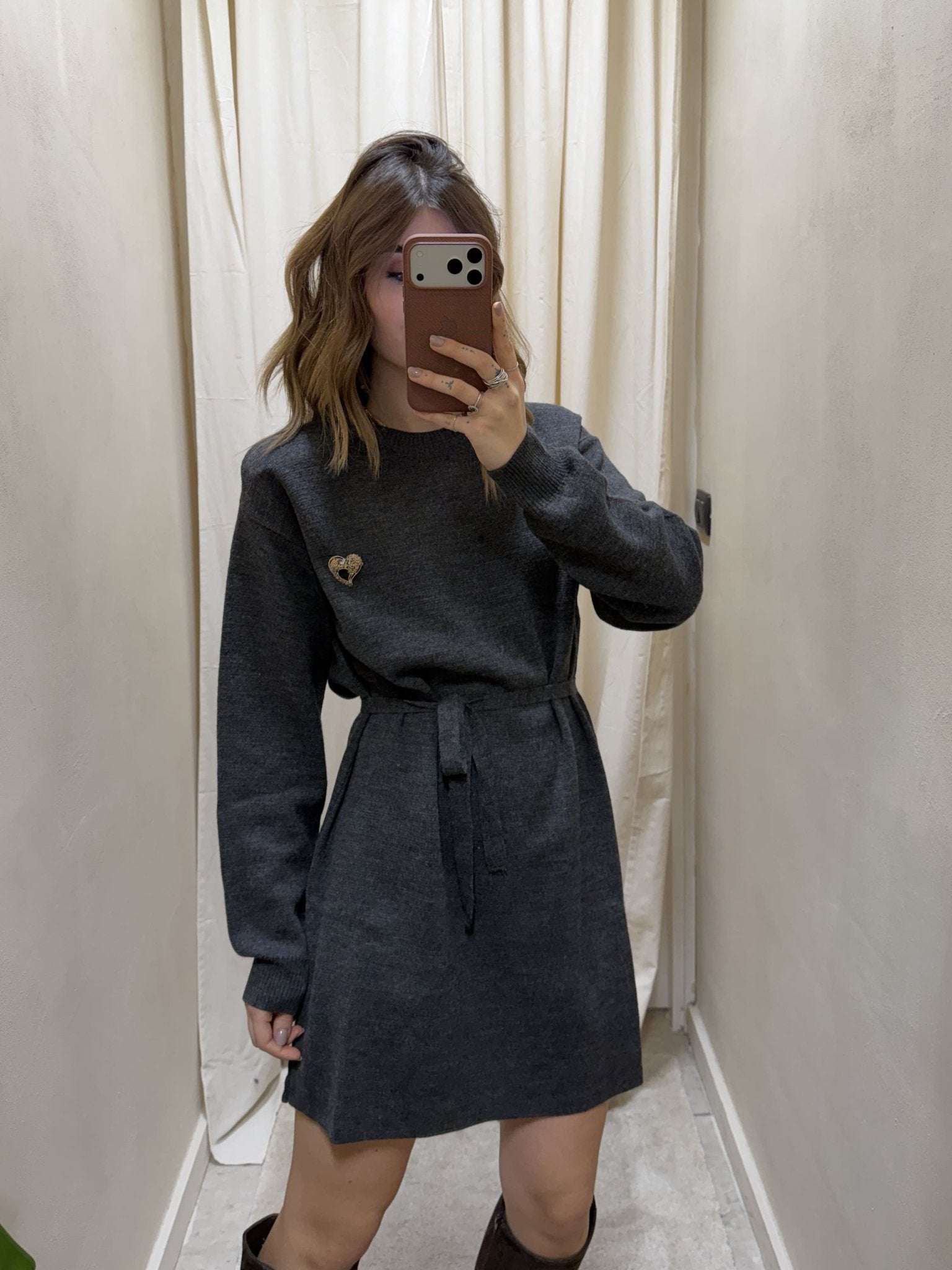 Abito in maglia paricollo con applicazione spilla Tensione In - GiuGiò | Shop online