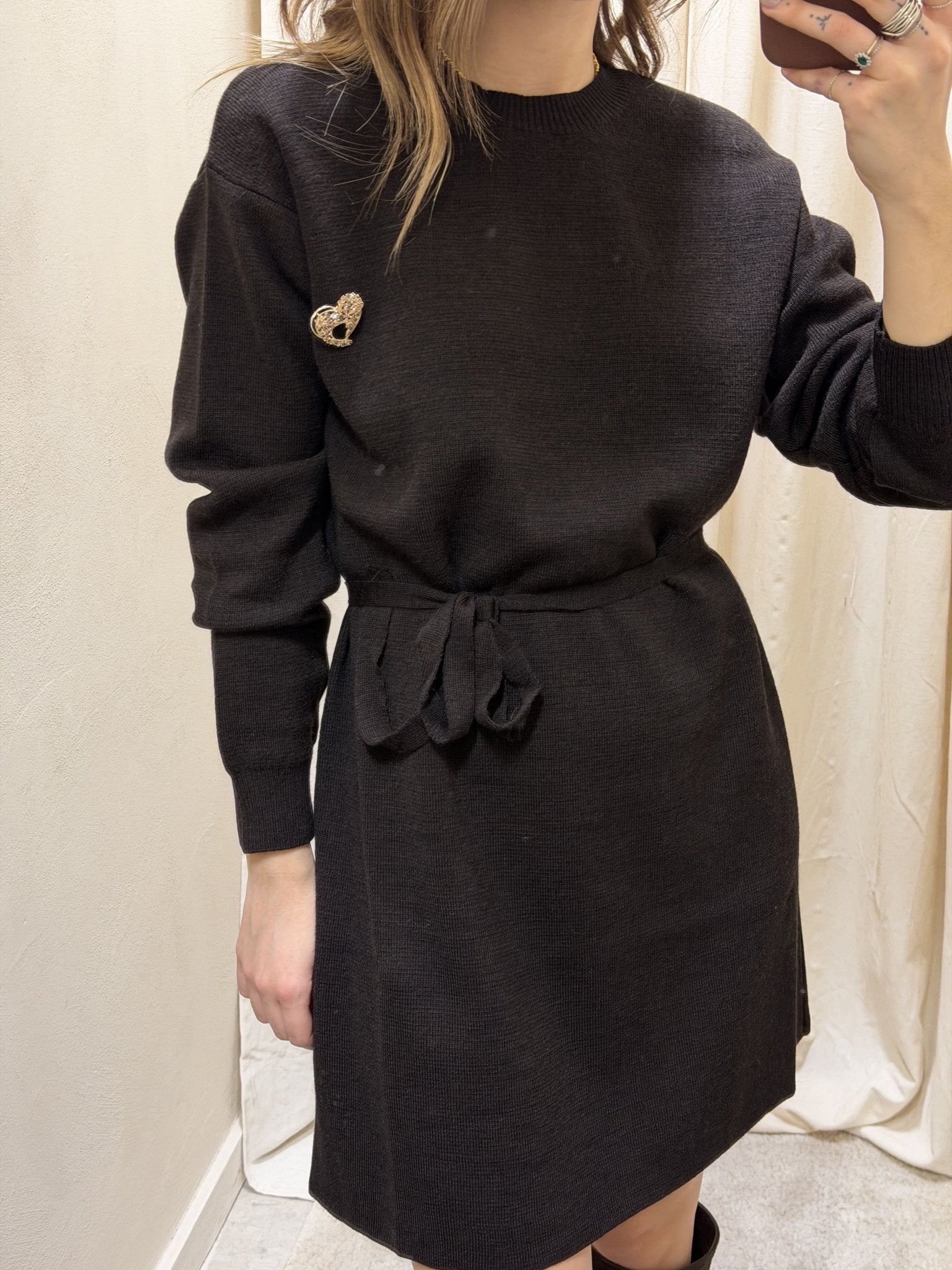 Abito in maglia paricollo con applicazione spilla Tensione In - GiuGiò | Shop online