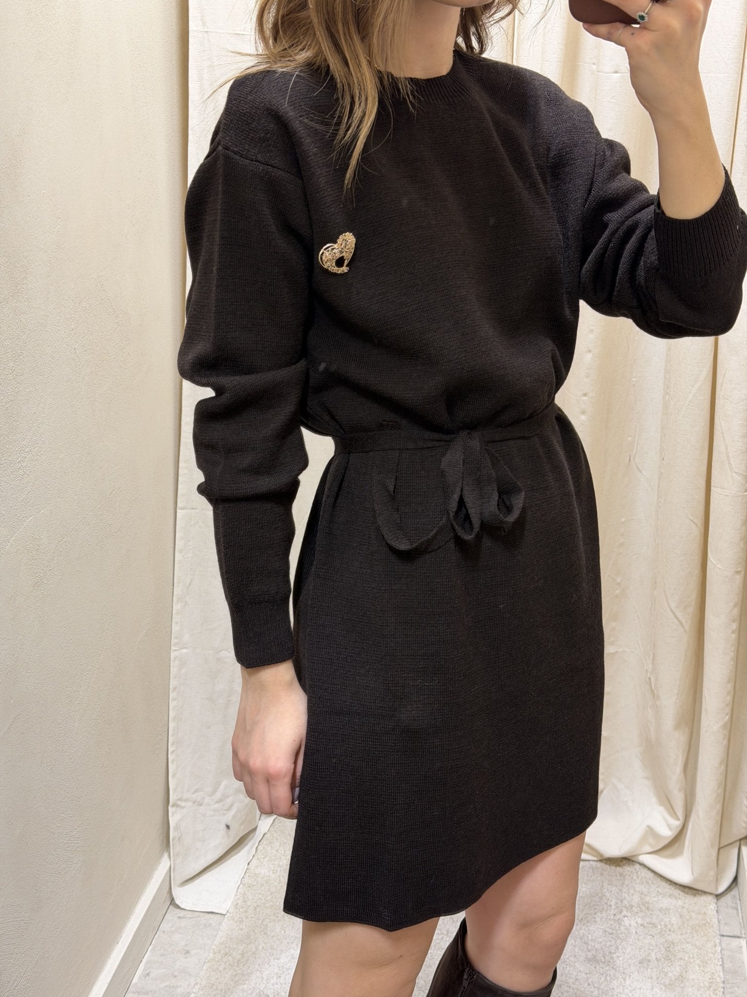 Abito in maglia paricollo con applicazione spilla Tensione In - GiuGiò | Shop online