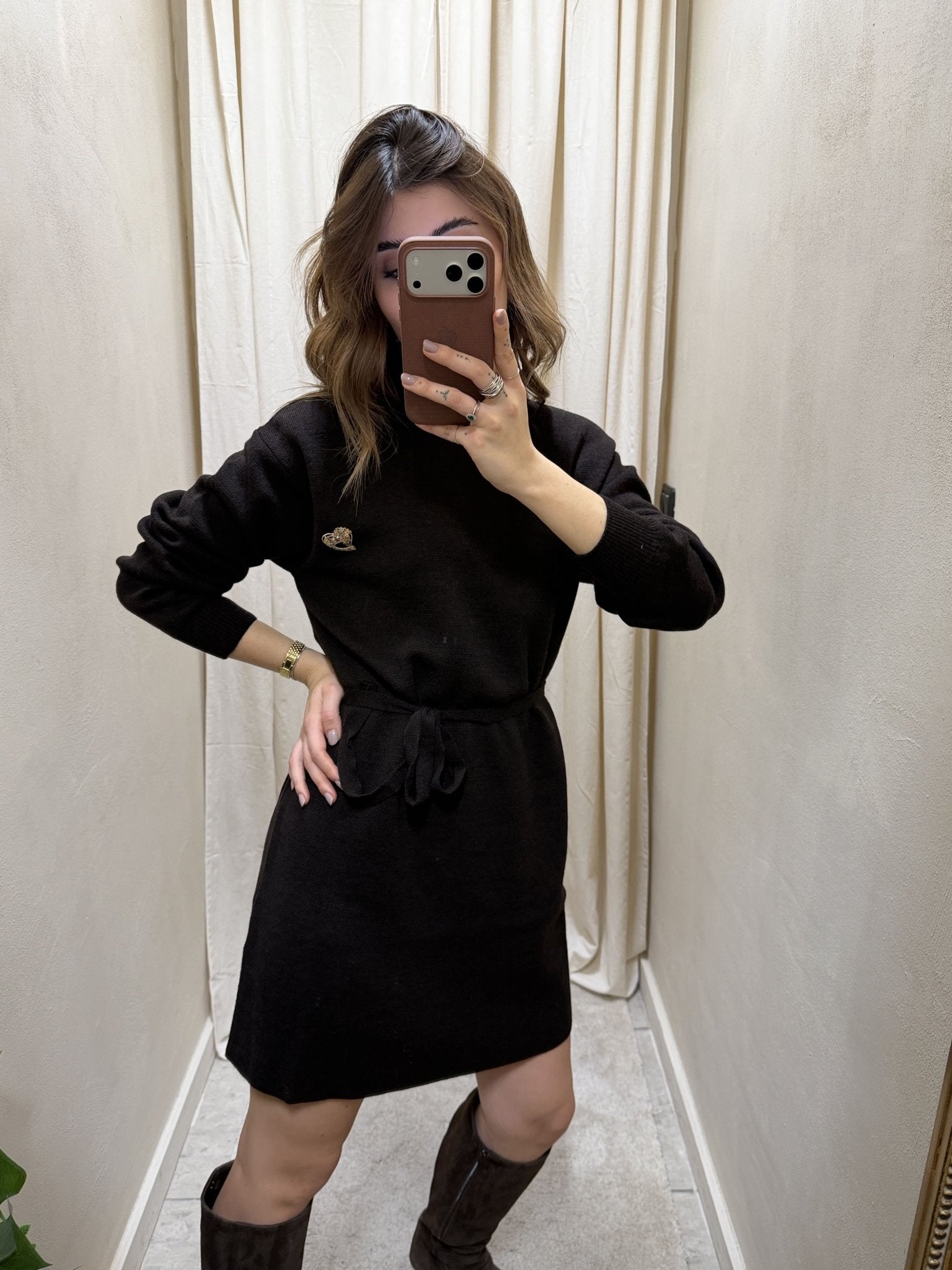 Abito in maglia paricollo con applicazione spilla Tensione In - GiuGiò | Shop online