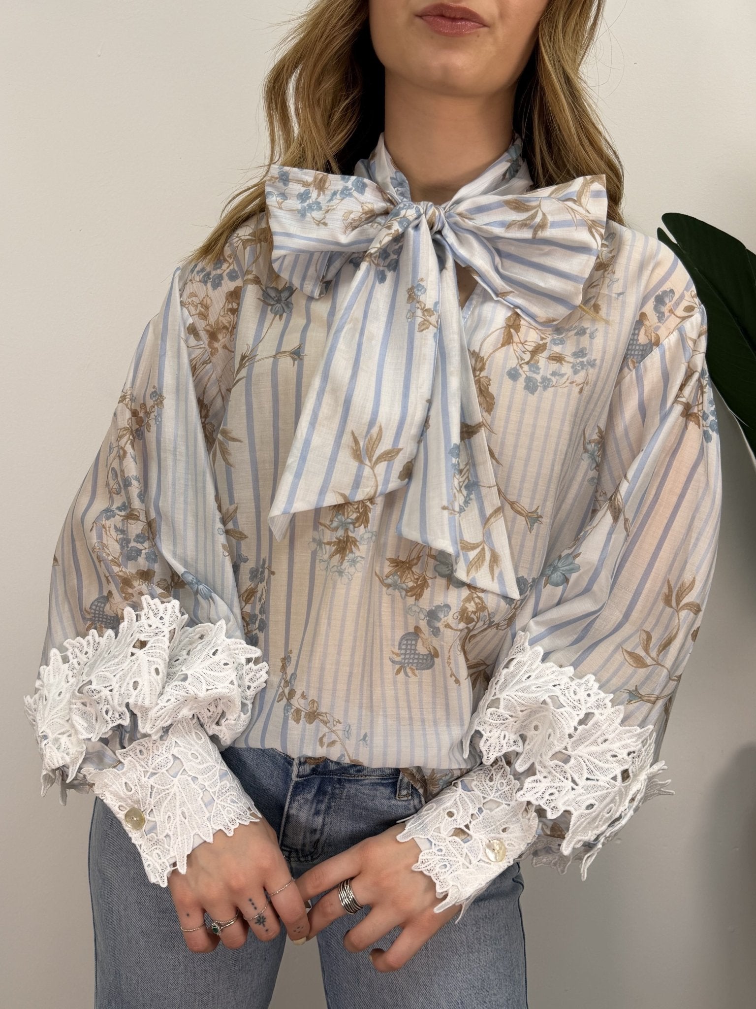 Blusa floreale con fiocco e ricami sul polso Susy Mix - GiuGiò | Shop online
