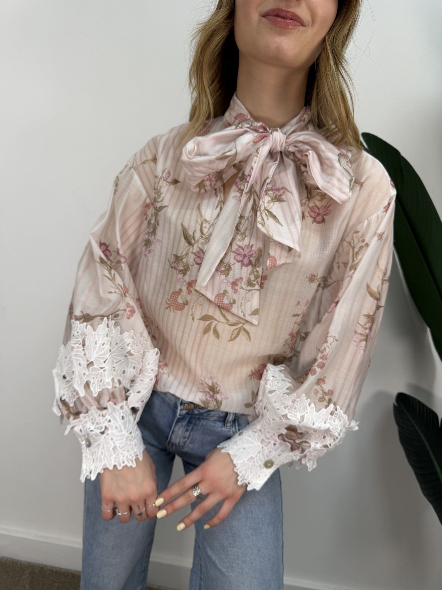 Blusa floreale con fiocco e ricami sul polso Susy Mix - GiuGiò | Shop online