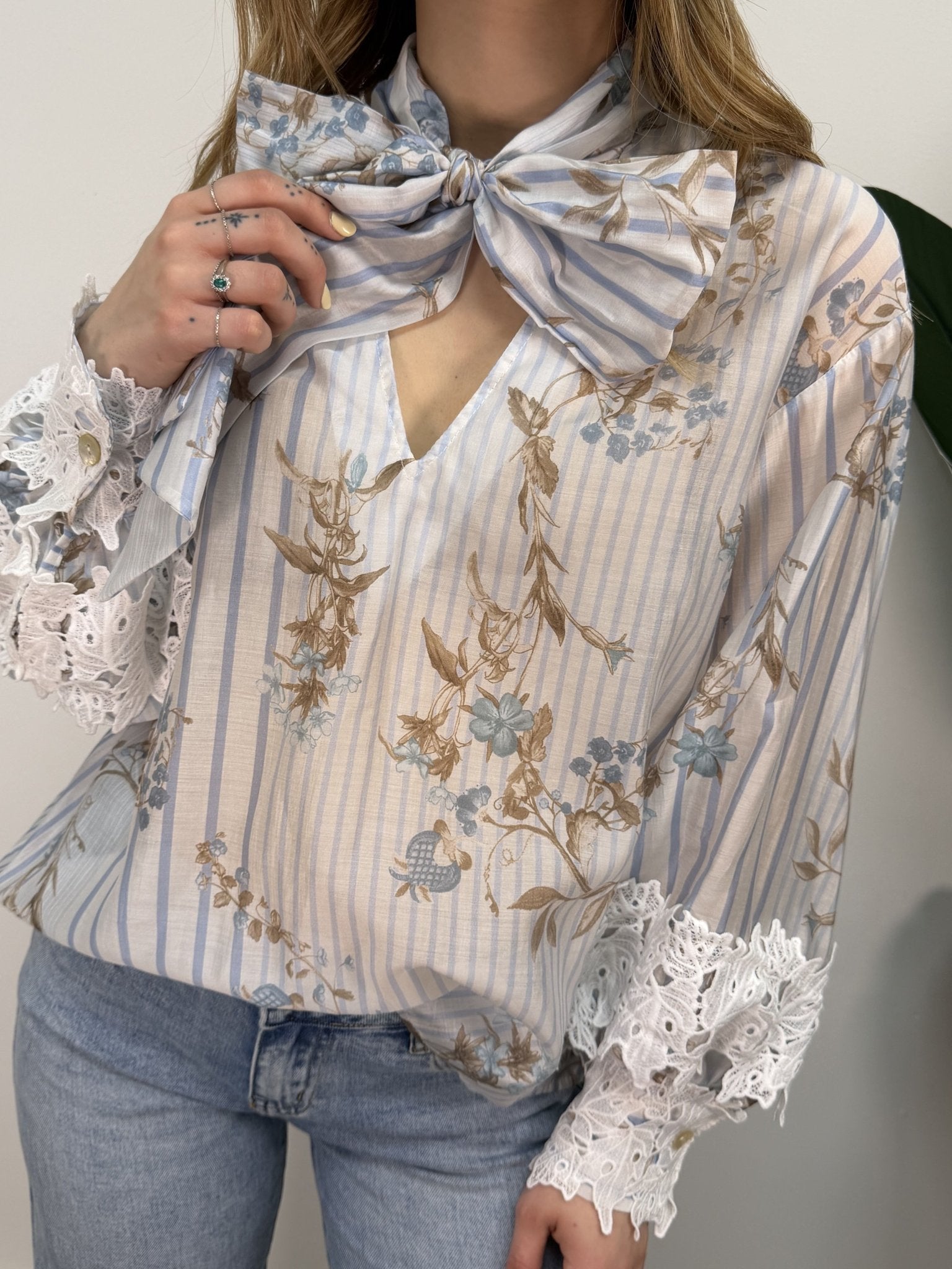 Blusa floreale con fiocco e ricami sul polso Susy Mix - GiuGiò | Shop online