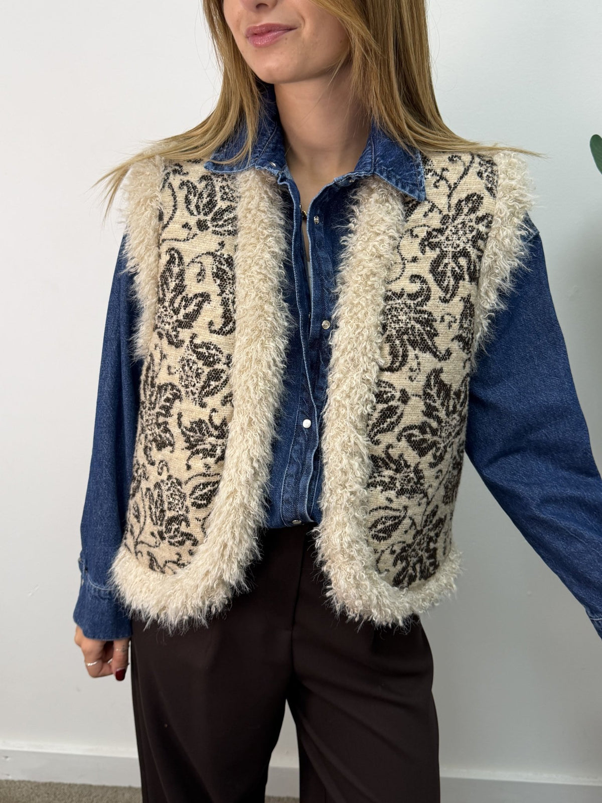 Gilet ricami jacquard e profili in eco mongolia Tensione In - GiuGiò | Shop online