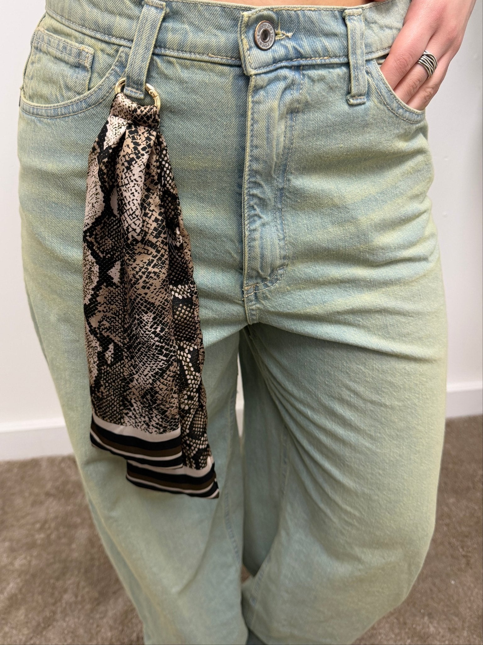 Jeans ampio denim sabbiato con applicazione foulard Please - GiuGiò | Shop online