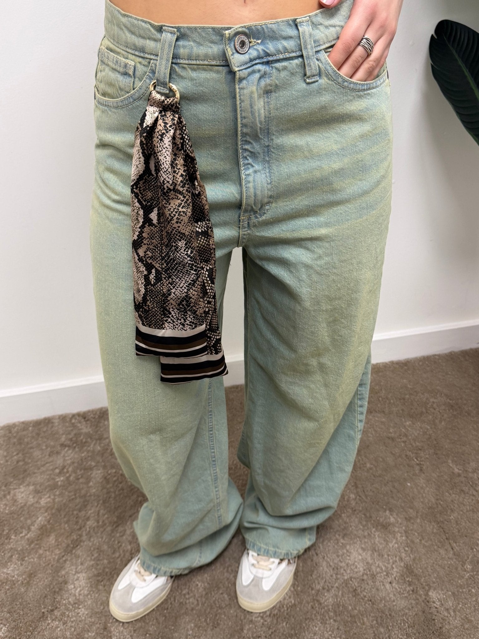 Jeans ampio denim sabbiato con applicazione foulard Please - GiuGiò | Shop online