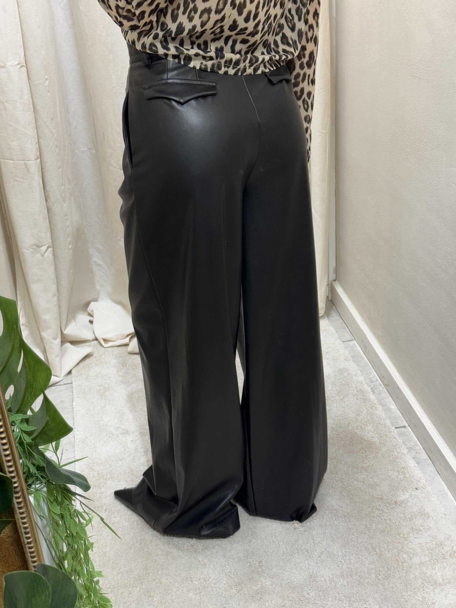 Pantalone sartoriale in ecopelle con pinces Tensione In - GiuGiò | Shop online