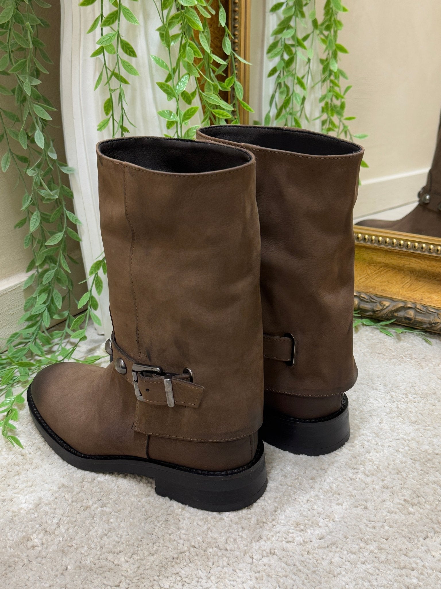 Stivale cavallerizzo basso in nabuk con fibbia Noa - GiuGiò | Shop online