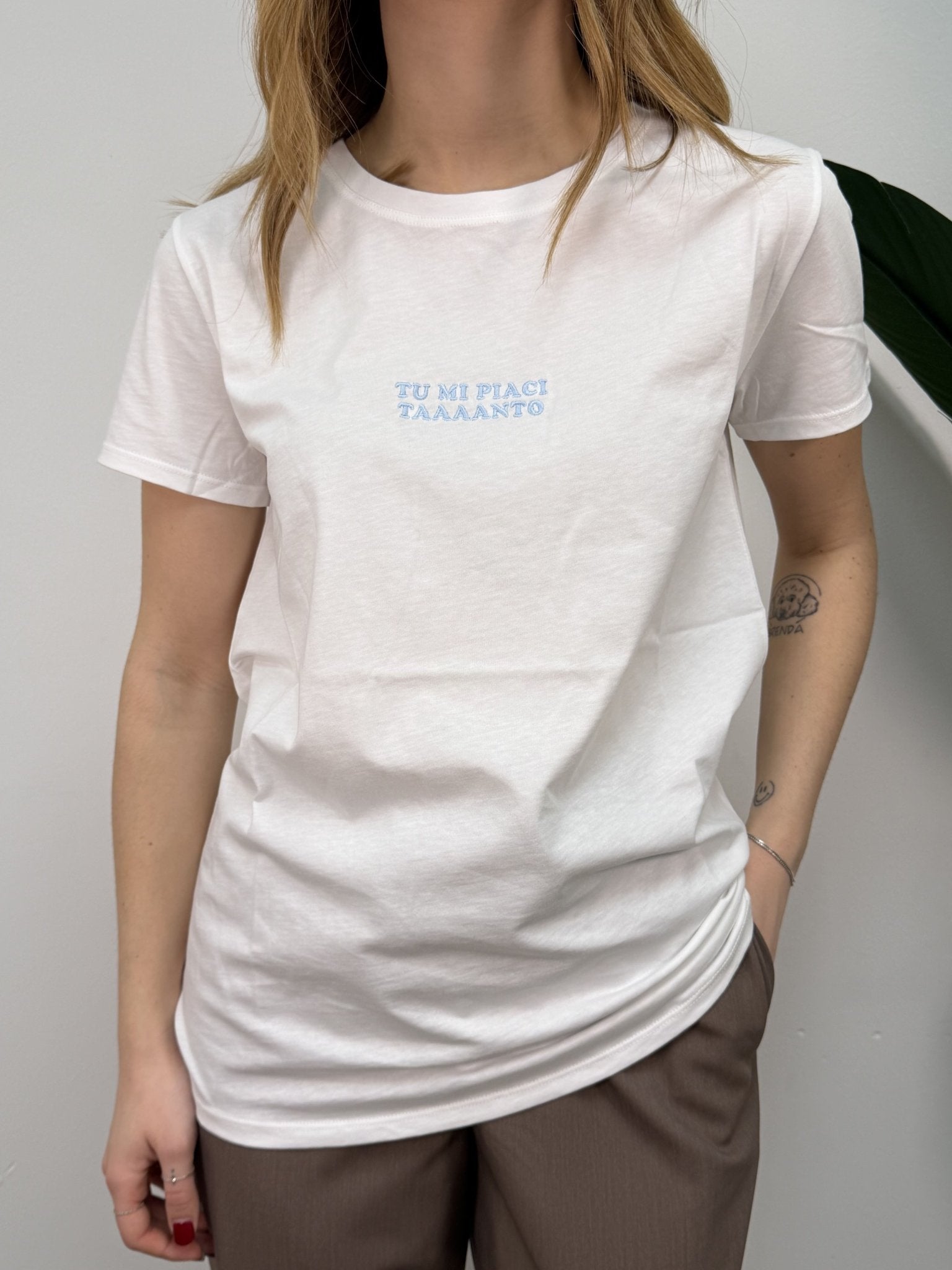 T-Shirt girocollo con ricamo "Tu mi piaci taaanto" VICOLO - GiuGiò | Shop online