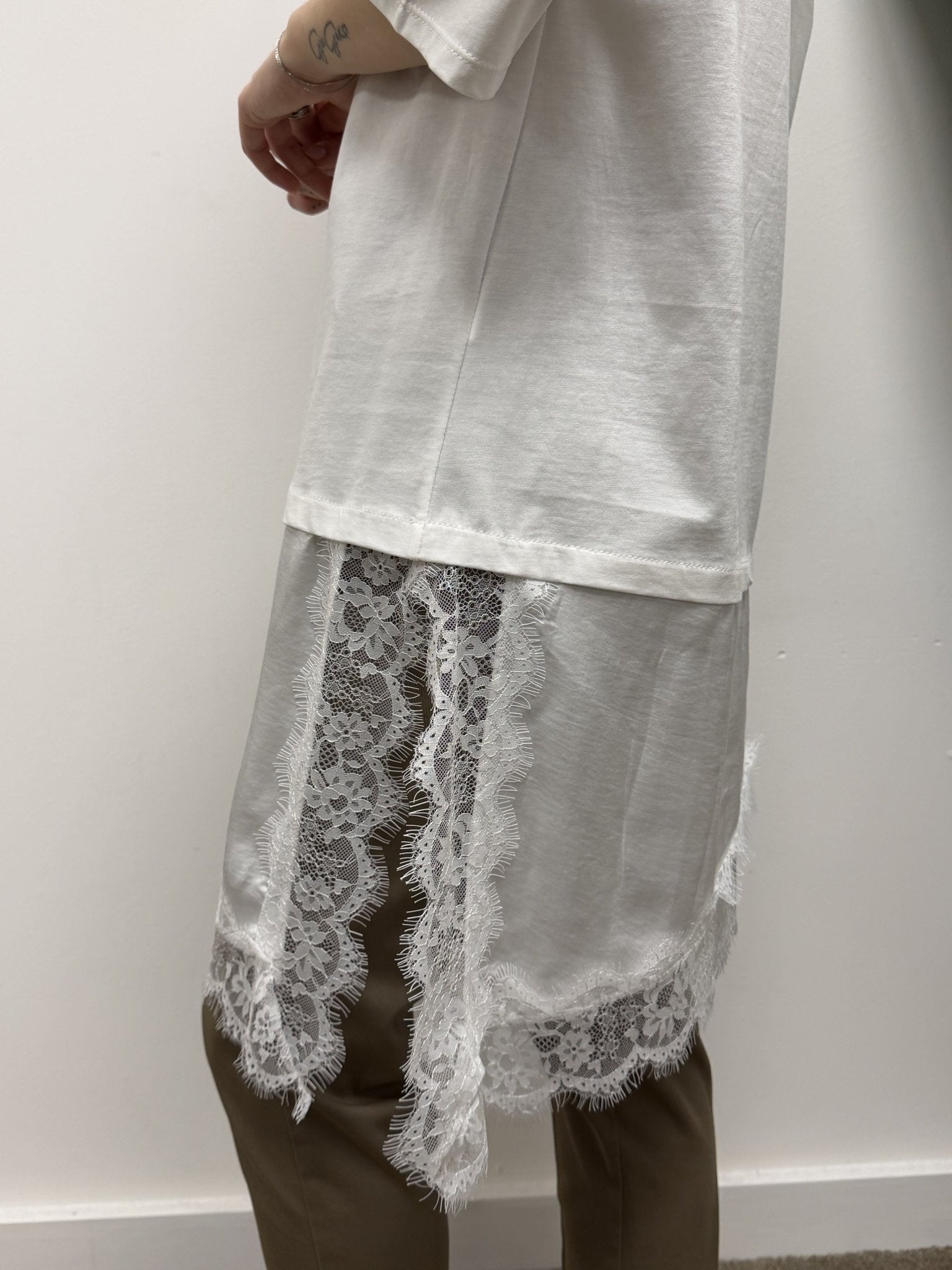 T-Shirt girocollo fondo trasversale in pizzo Susy Mix - GiuGiò | Shop online