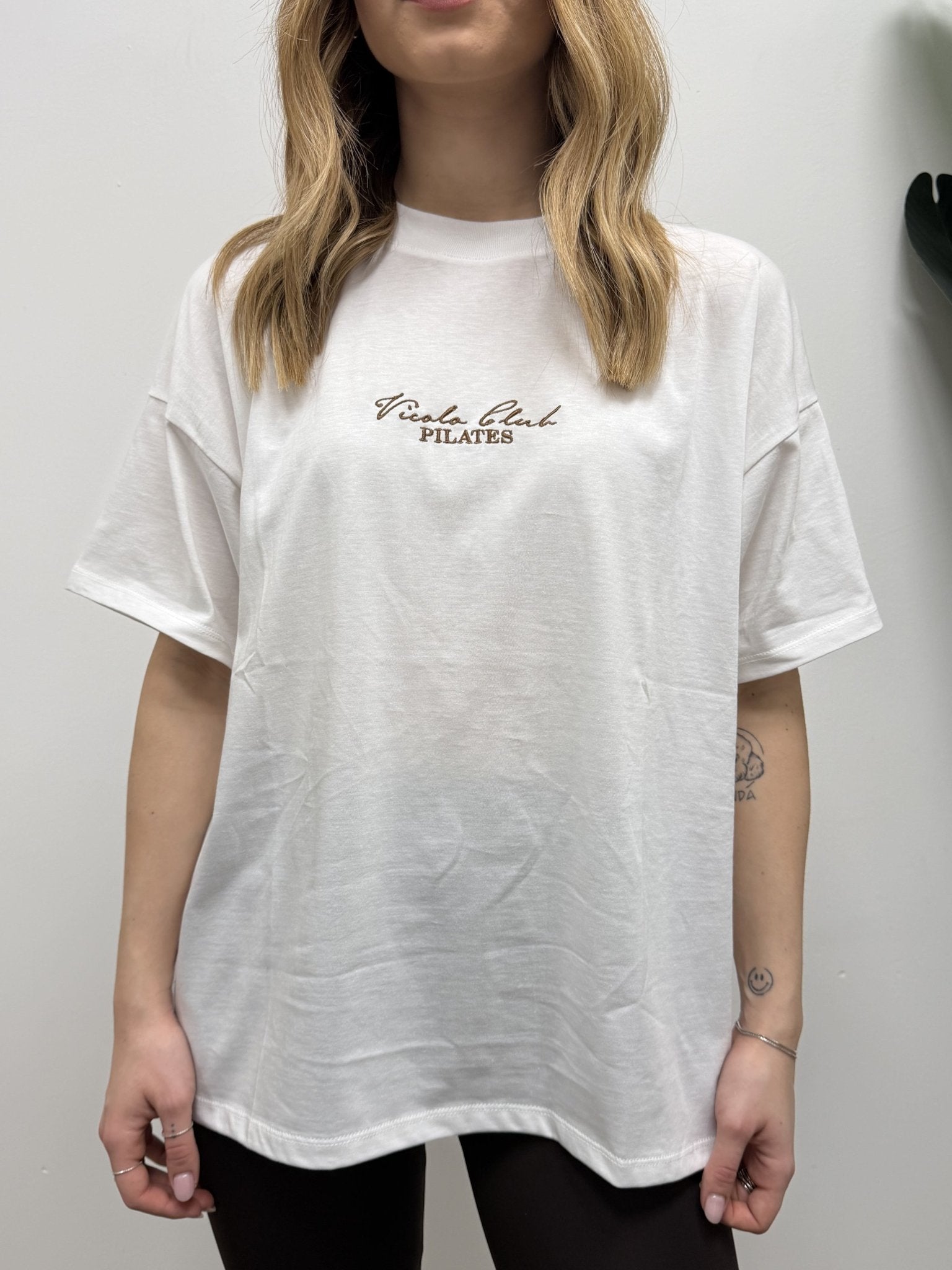 T-shirt girocollo over ricamo "Pilates Club" VICOLO - GiuGiò | Shop online