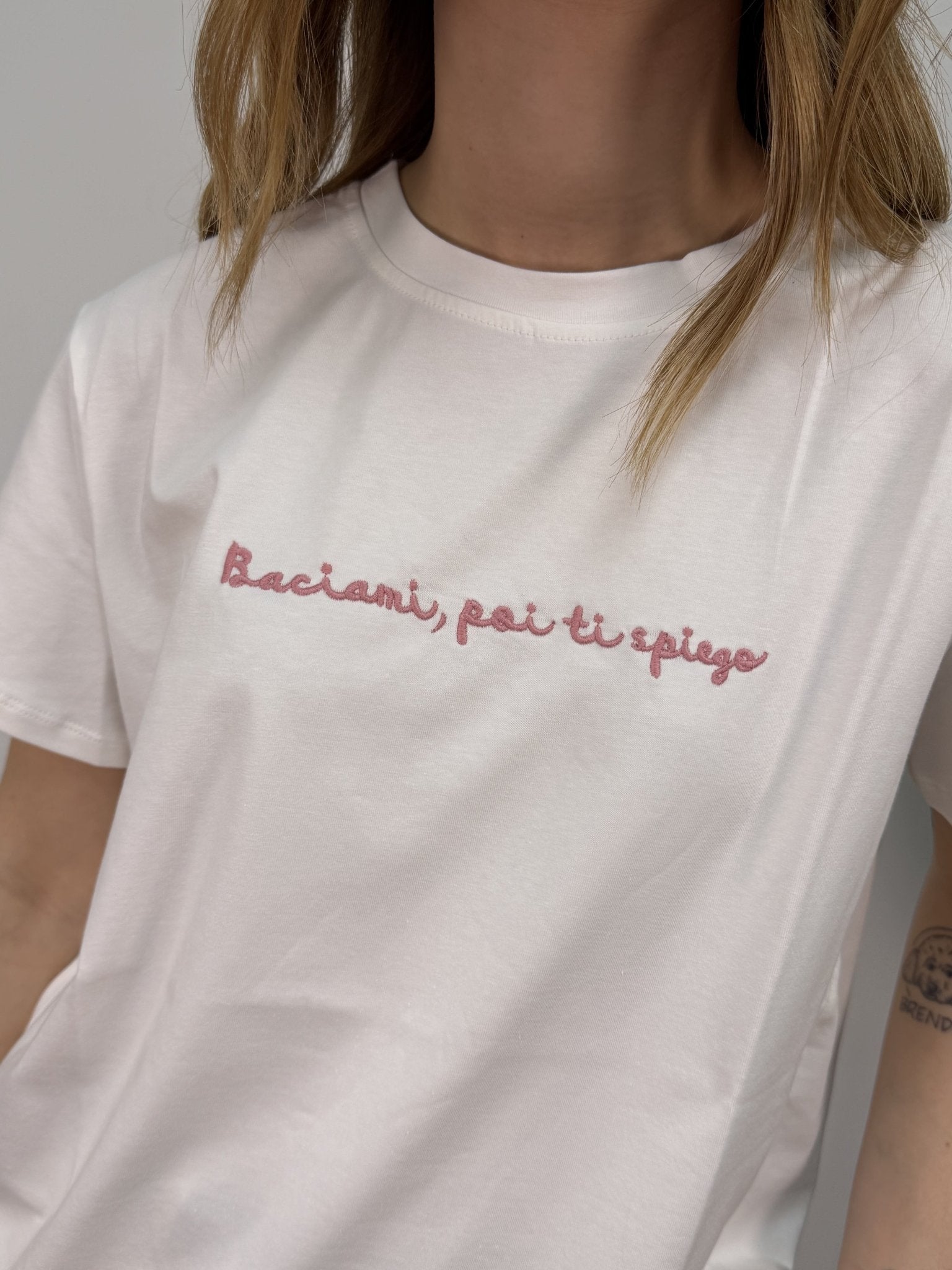 T-Shirt girocollo ricamo "Baciami poi ti spiego" MYD - GiuGiò | Shop online