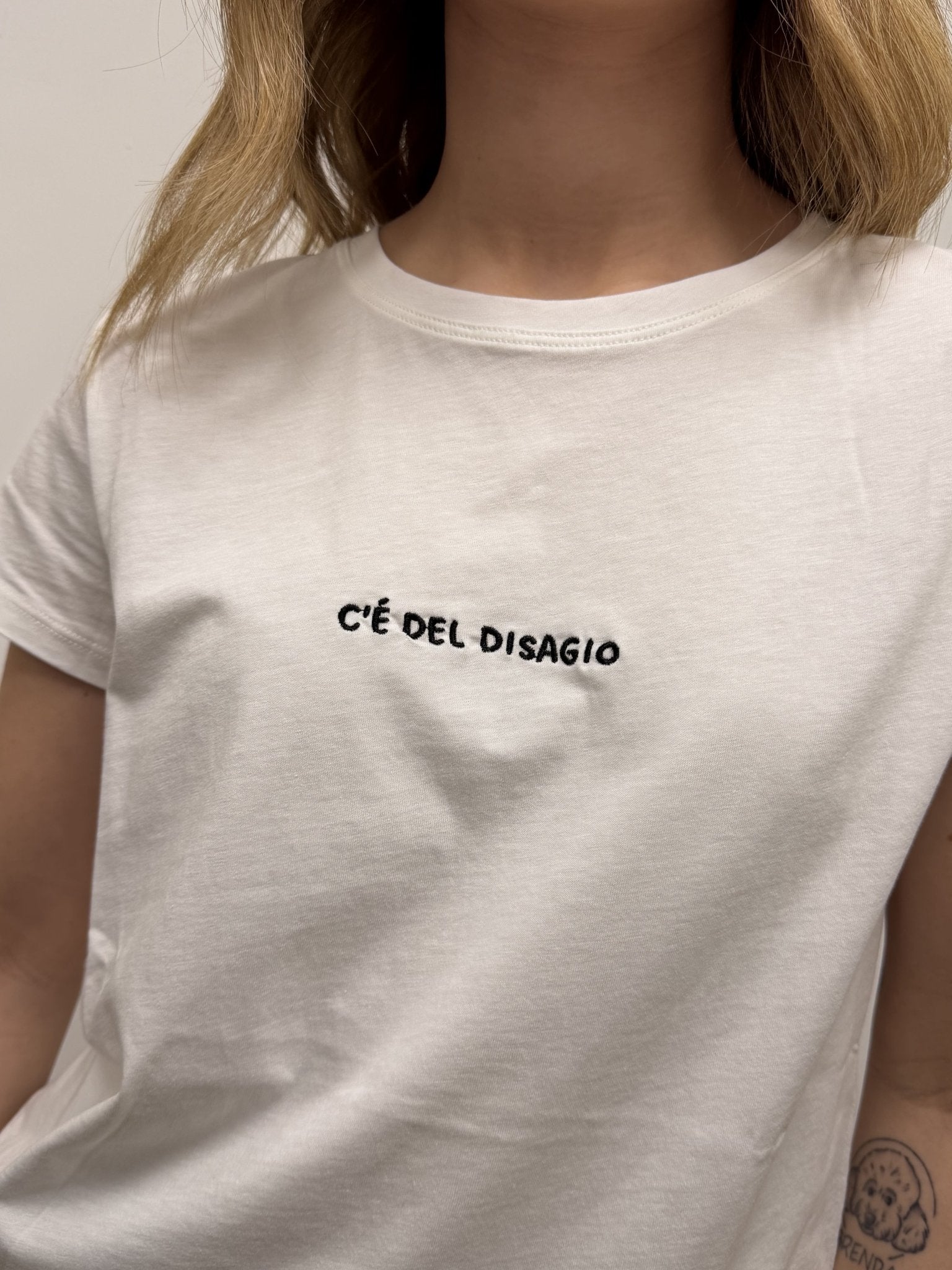 T-Shirt girocollo ricamo "C'è del disagio" VICOLO - GiuGiò | Shop online
